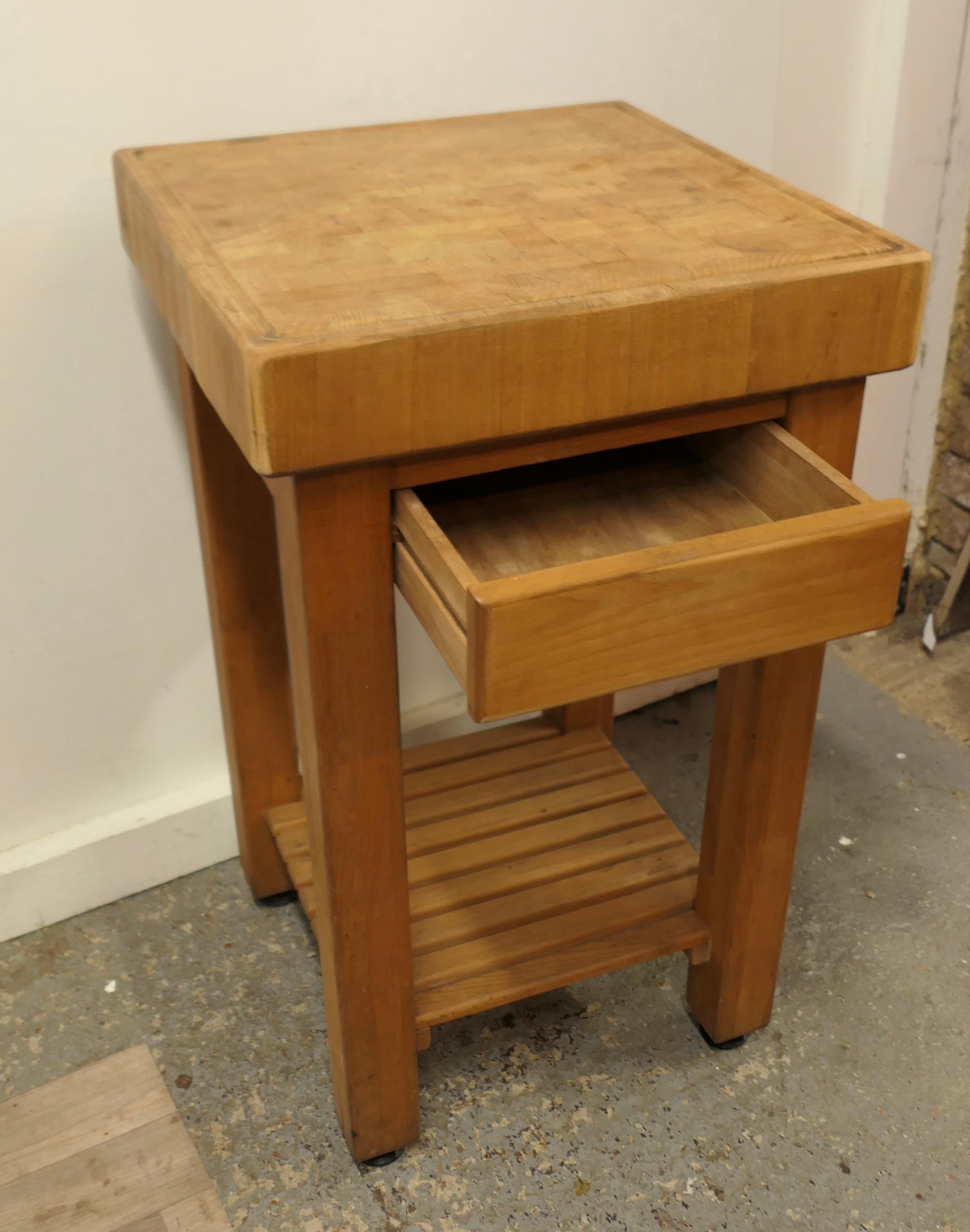 Mesa de trabajo, tabla de cortar, isla de cocina, antigüedad industrial   Esta es una buena en Bueno estado para la venta en Godshill, Isle of Wight
