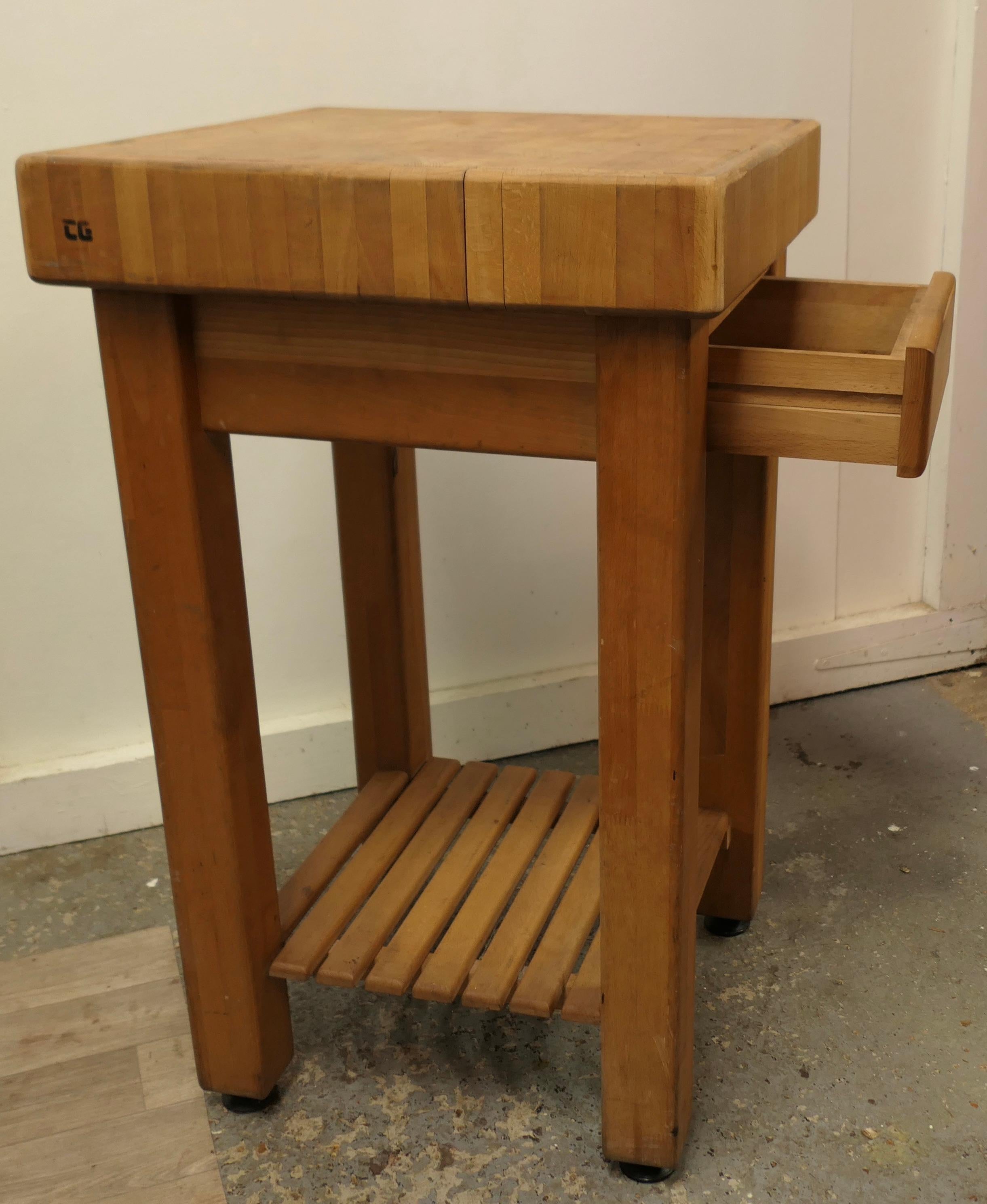 Mesa de trabajo, tabla de cortar, isla de cocina, antigüedad industrial   Esta es una buena siglo XX en venta
