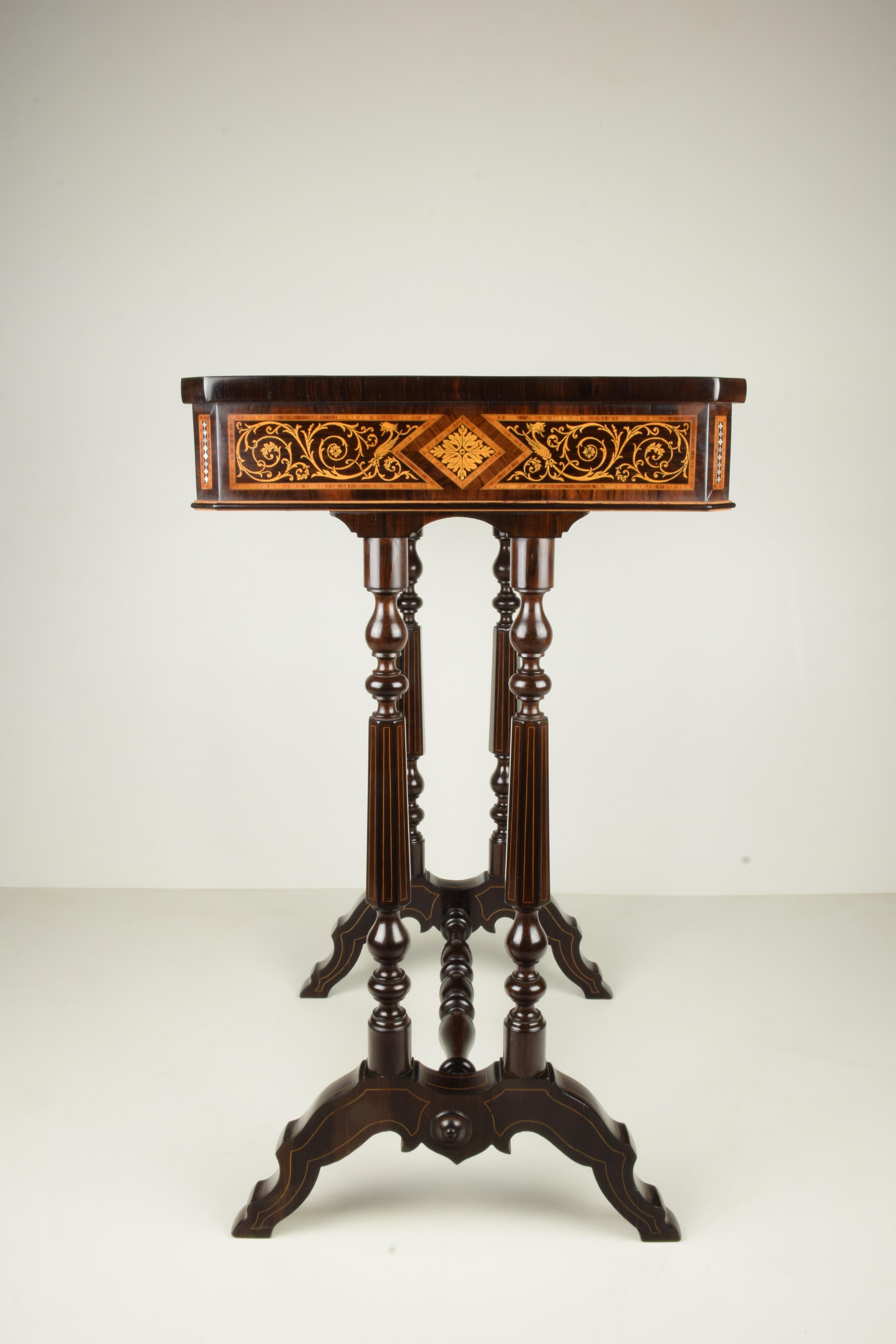 This table is characterized by the high quality of the decoration, a dense but orderly inlay, evident in the absolute precision in cutting and combination of the various materials (palisander, rosewood, boxwood and nacre), arranged on the bottom of