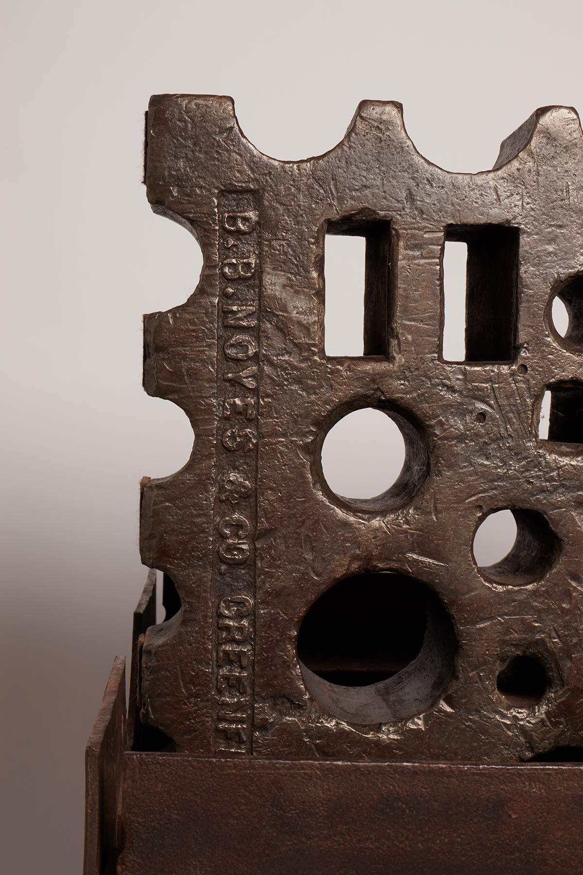 Ein Schmiedetisch Das Regal, quadratische Form, in einem einzigen Block aus Eisen gemacht, präsentiert auf der Oberfläche und auf verschiedenen Kanten von verschiedenen Formen Silhouetten, wurde von der Schmiede verwendet, um das Eisen nach den
