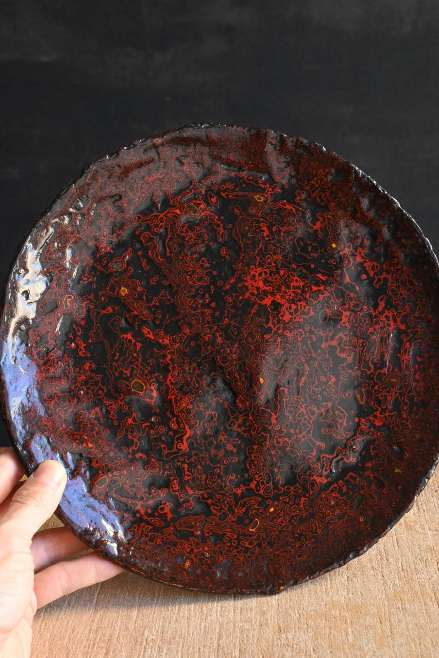 This is an old tray used by Japanese lacquerware craftsmen.
It is thought that this tray was used to mix colors when applying lacquer.
Probably from the 1900s to the 1960s.

After this tray was no longer in use, someone else polished the surface and