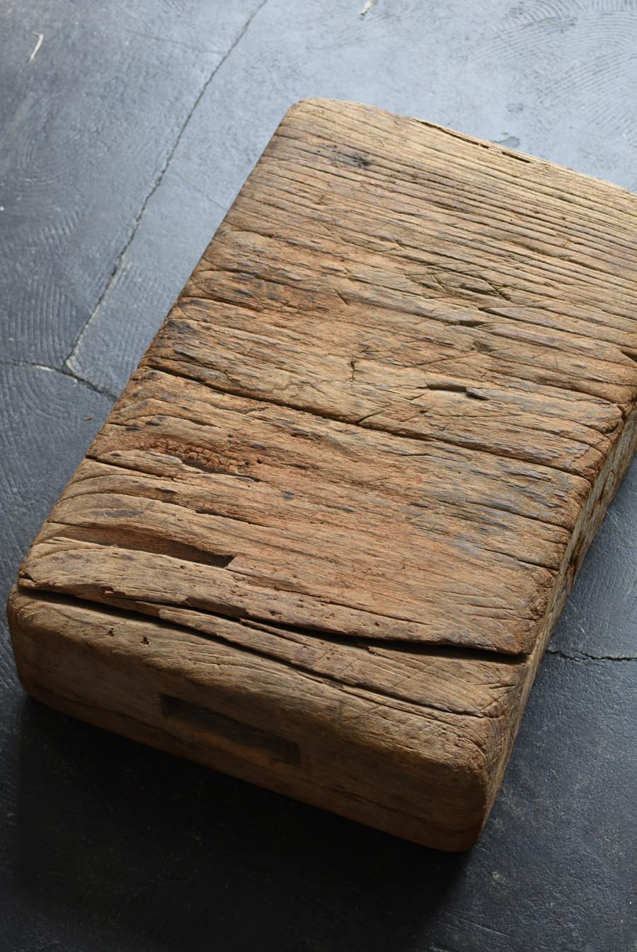 Workbench Used by a Japanese Craftsman / a Block of Wood / a Wabi-Sabi Board In Good Condition In Sammu-shi, Chiba