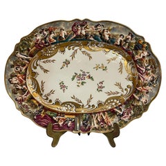 Assiette en céramique travaillée et décorée, Capodimonte, 19e-20e siècle