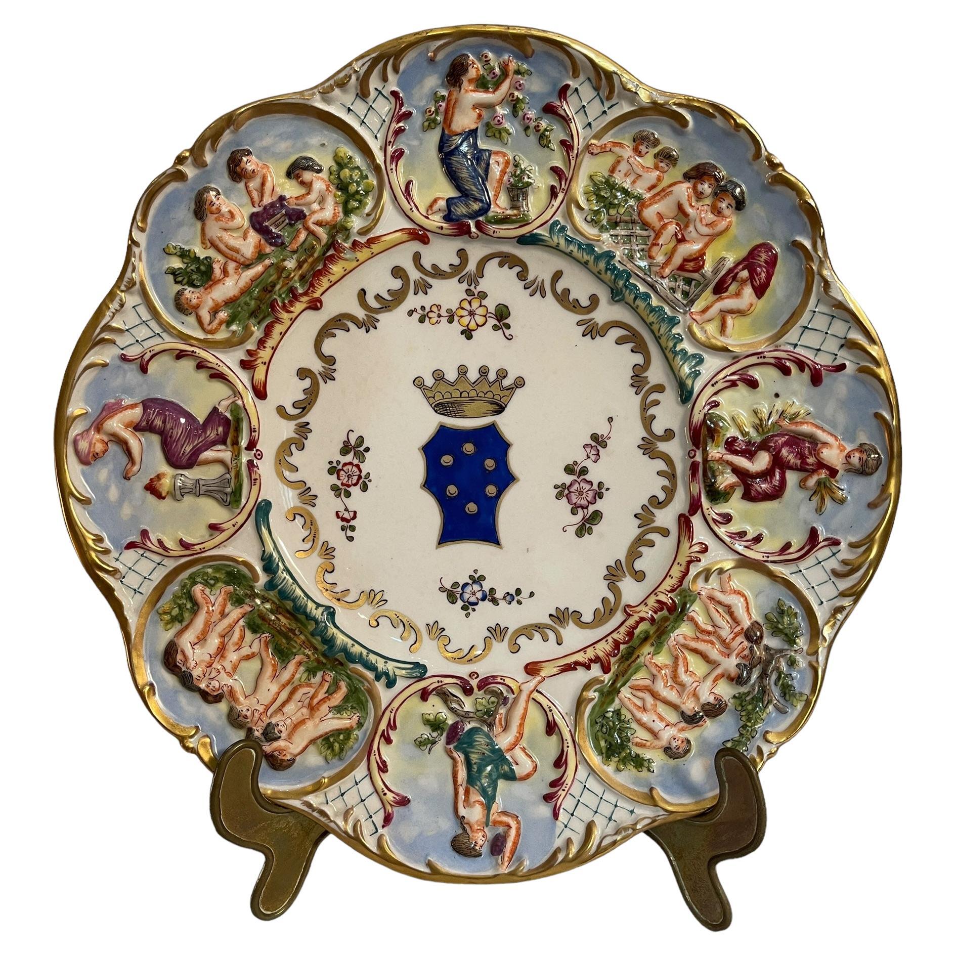 Bearbeitete und verzierte Keramikplatte, Capodimonte, 19.-20. Jahrhundert im Angebot