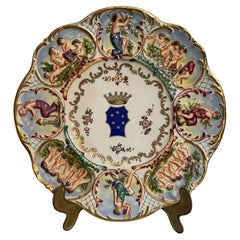 Assiette en céramique travaillée et décorée, Capodimonte, 19e-20e siècle