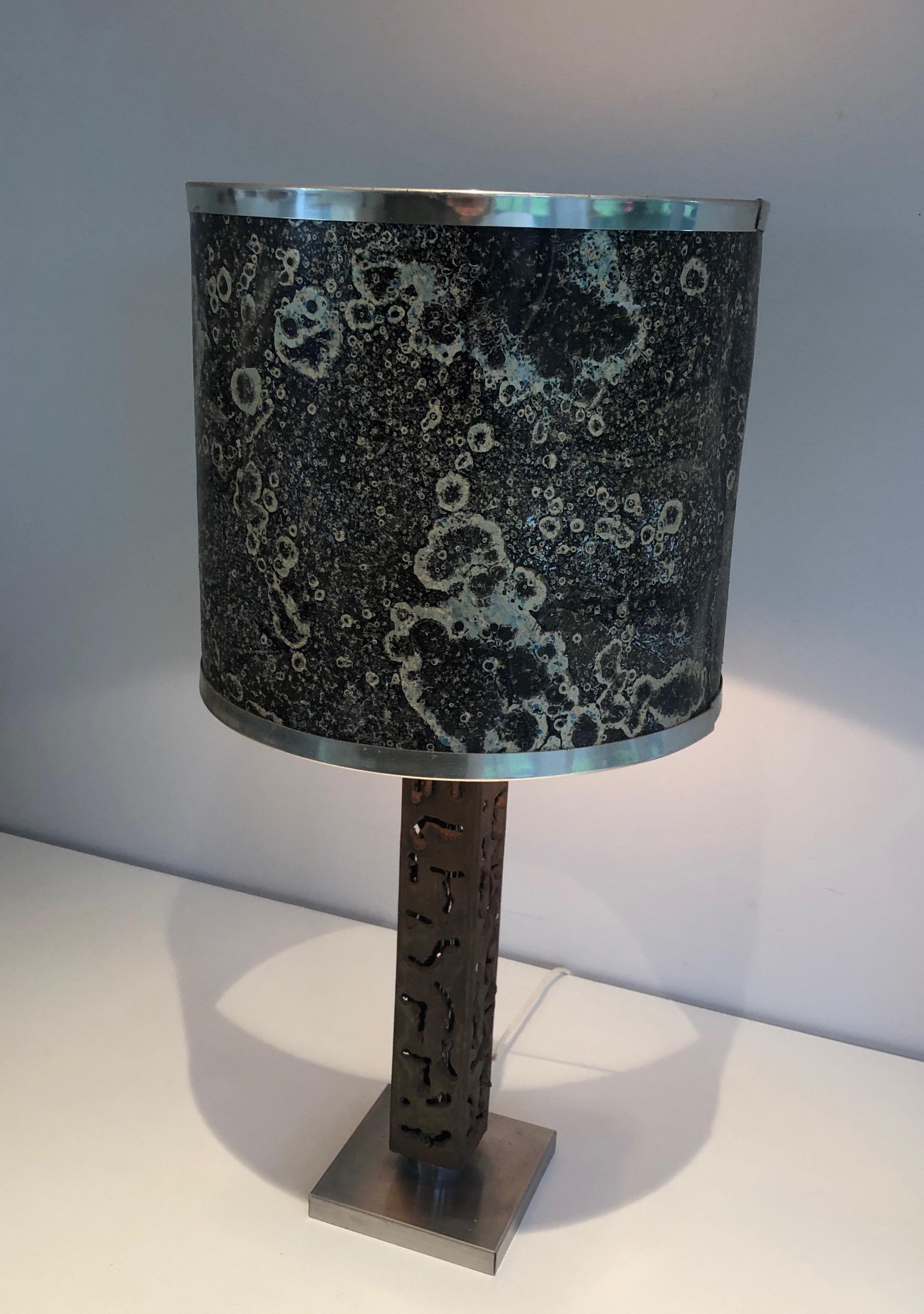 Worked Steel Design Table Lamp, French Work, circa 1970 In Good Condition For Sale In Marcq-en-Barœul, Hauts-de-France