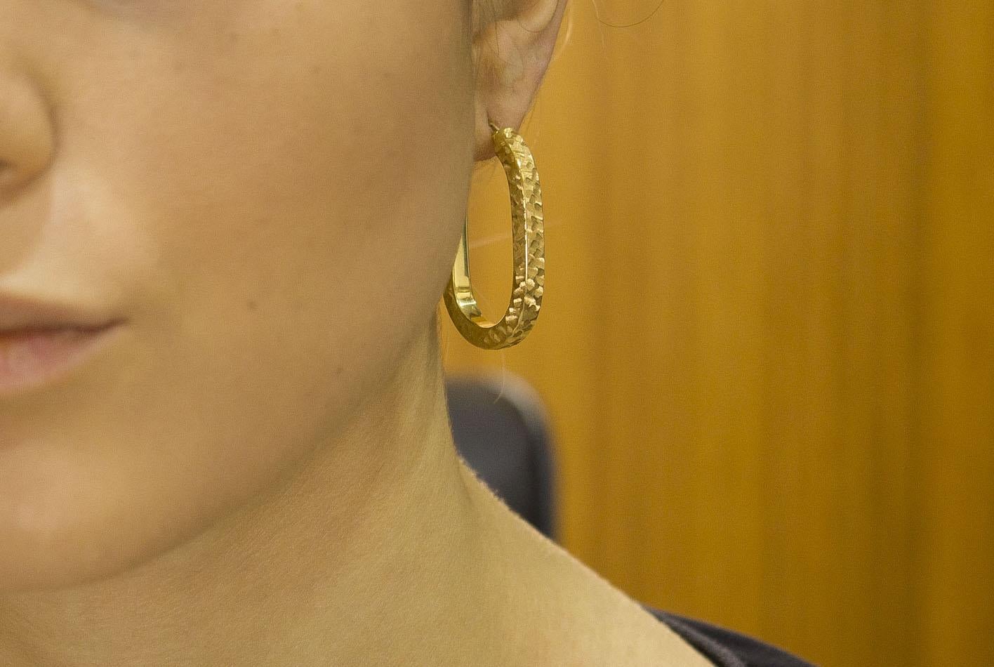 Worked Yellow Gold Hoop Earrings In Good Condition In Marcianise, Marcianise (CE)