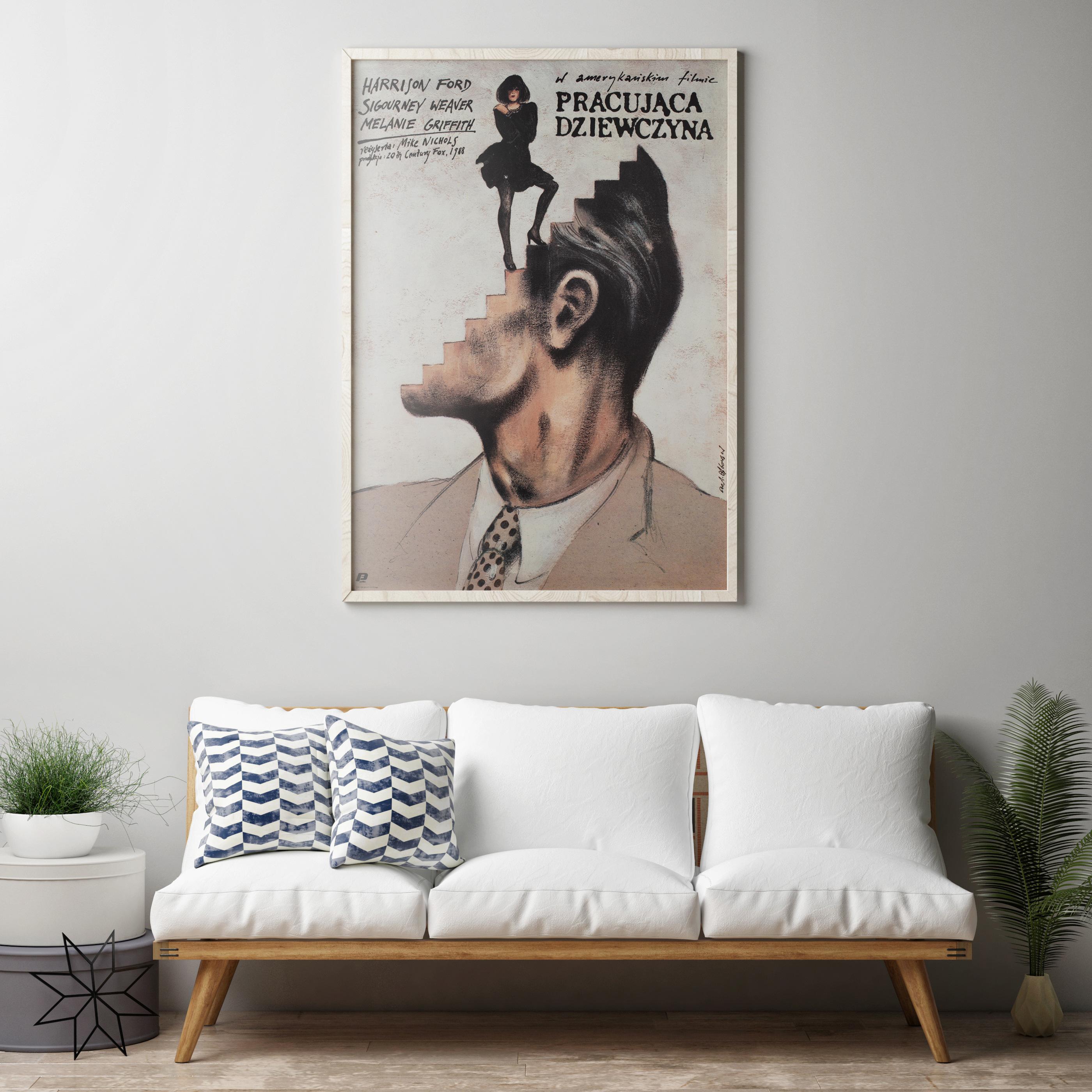 Nos encanta este póster original polaco de la comedia de los 80 Working Girl. Diseño elegante y simbólico de Pagowski.

El final de la Segunda Guerra Mundial marcó el comienzo de un nuevo periodo en el desarrollo del cartelismo polaco, que se