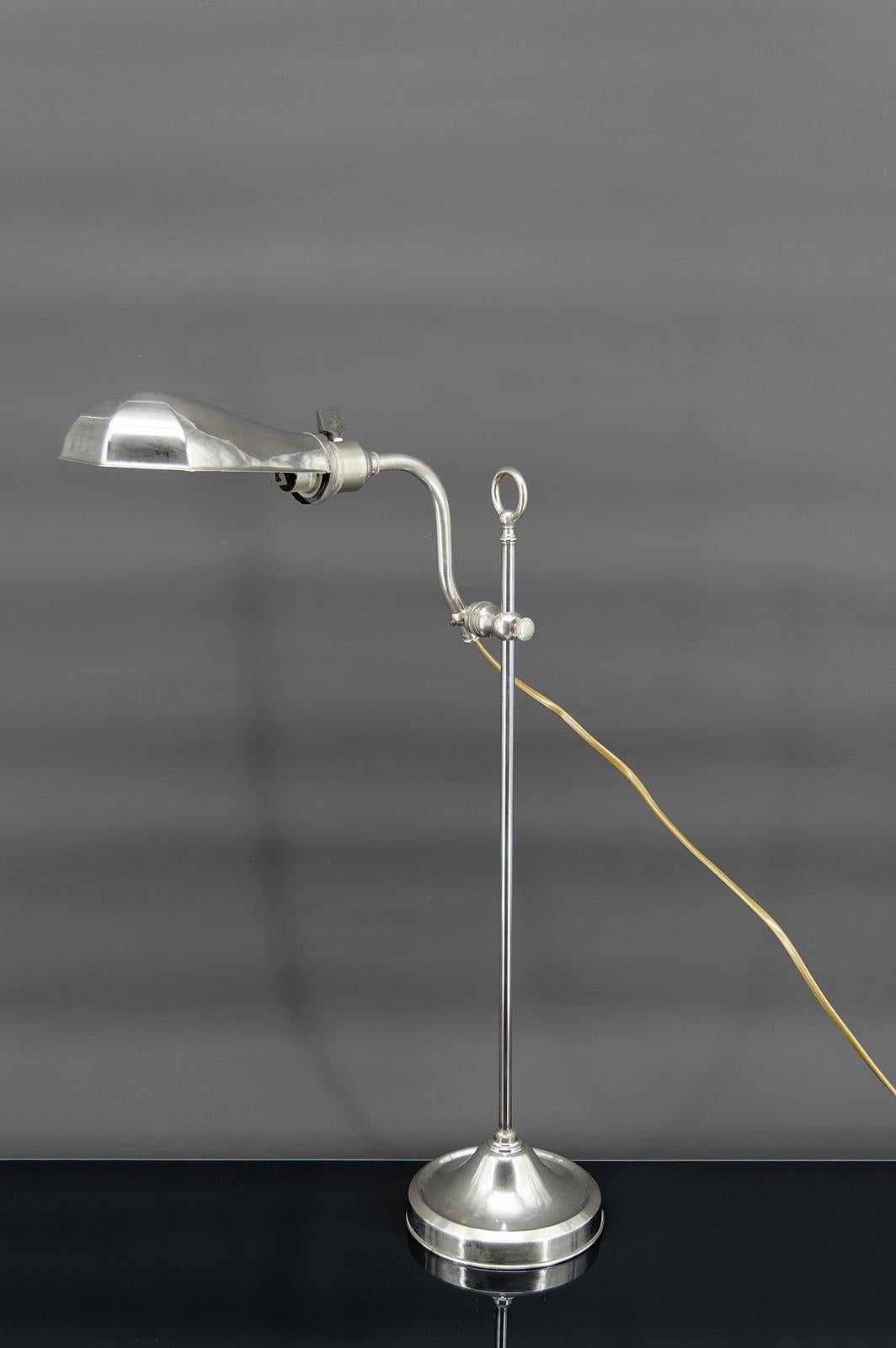 Workshop lamp in aluminum and nickel, adjustable with raise-and-lower system.
Industrial design 1900
France, circa 1900

In very good condition, new electricity.

Dimensions:
height 60 cm
width 15 cm
depth 40 cm