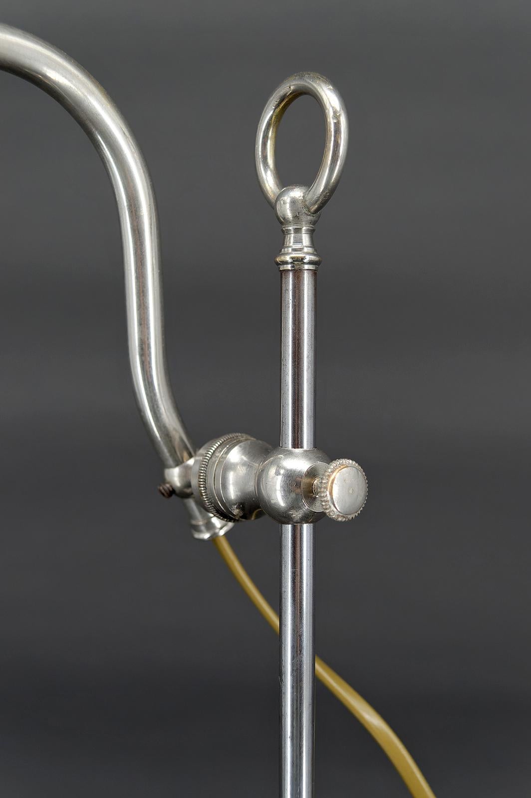 Early 20th Century Workshop lamp in aluminum and nickel, adjustable with raise-lower system, France For Sale