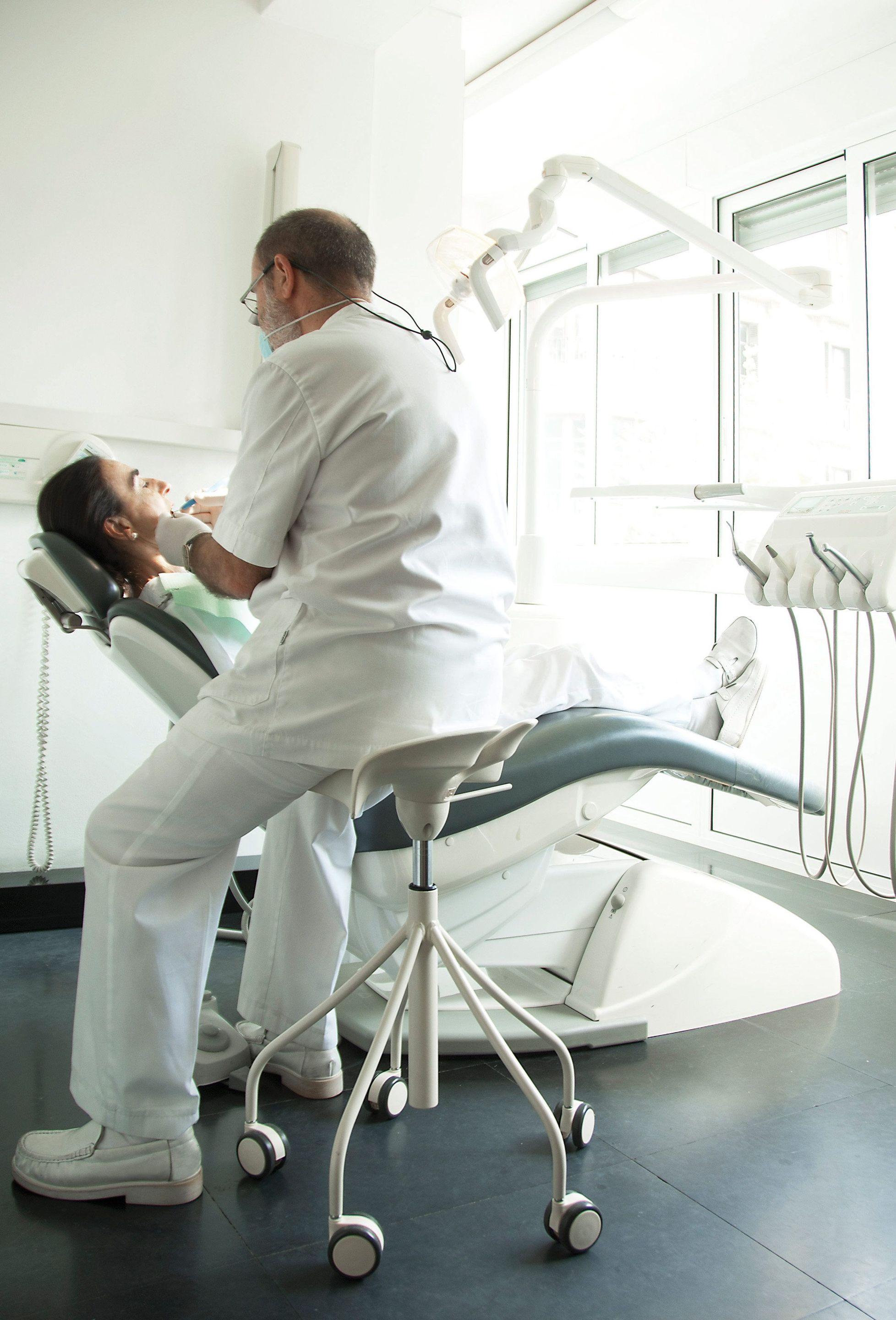 Ce tabouret est une icône du design espagnol depuis le début du XXIe siècle. Développée par un dentiste et un designer industriel pour améliorer l'ergonomie de certaines professions, elle a depuis été placée dans une infinité de cliniques,