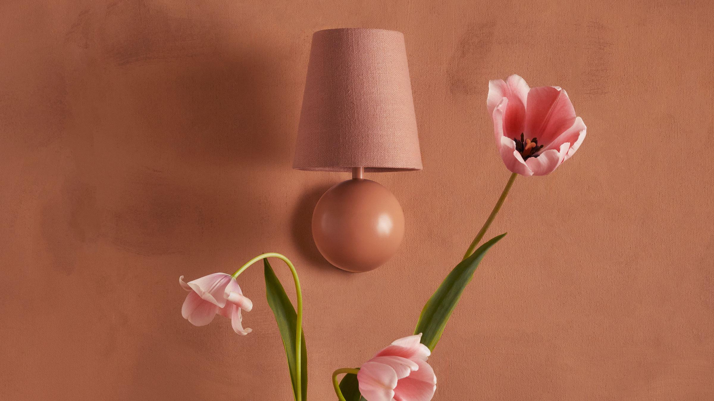 Bole coloca una forma rotunda bajo una pantalla de tela, presentando una composición sólida pero flotante para la pared. Disponibles en esmalte blanco o negro, cada versión proporciona la puntuación perfecta en cualquier habitación. Fabricado en