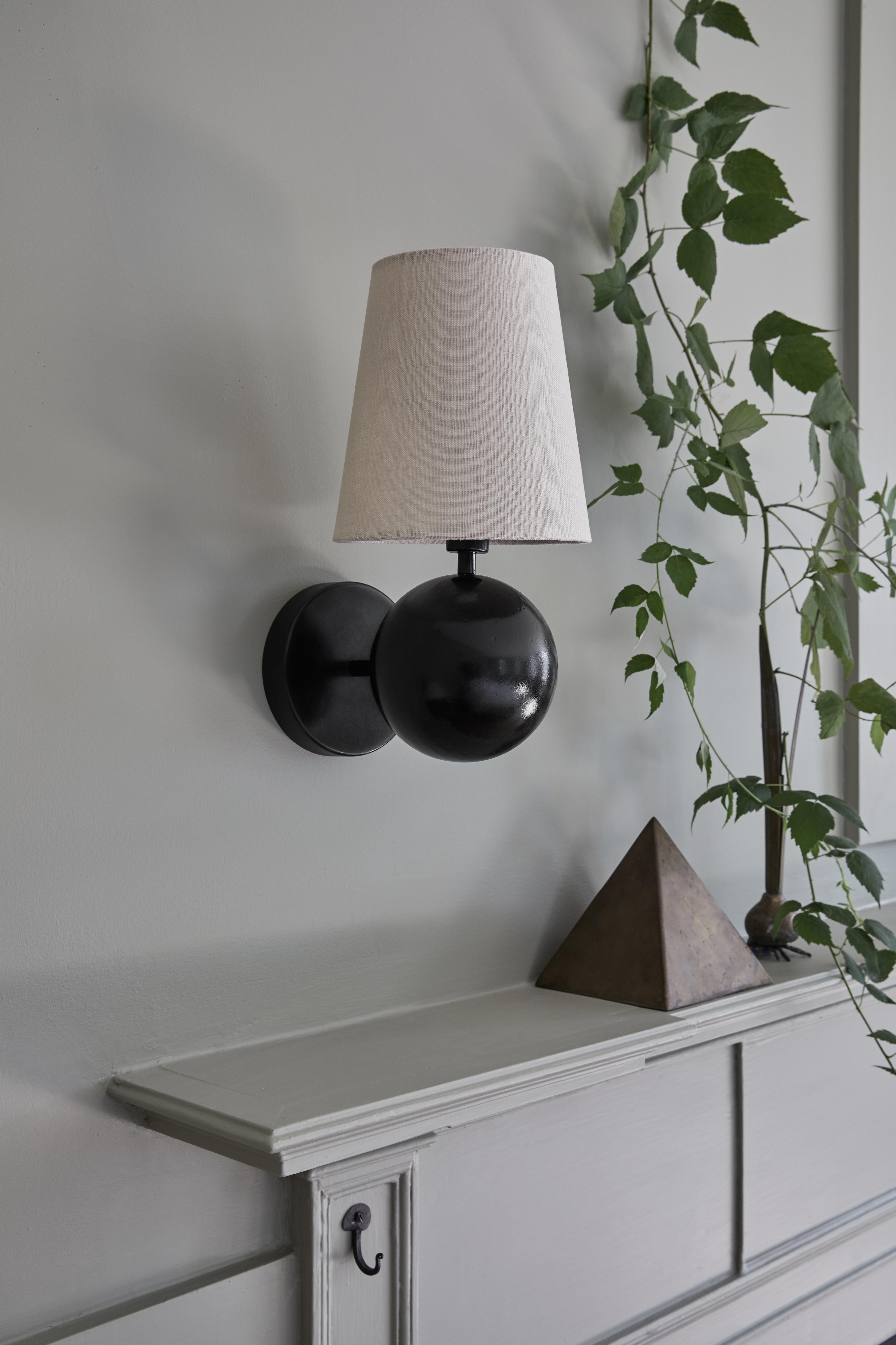 Workstead Bole-Wandleuchter aus weißer Emaille im Angebot 2
