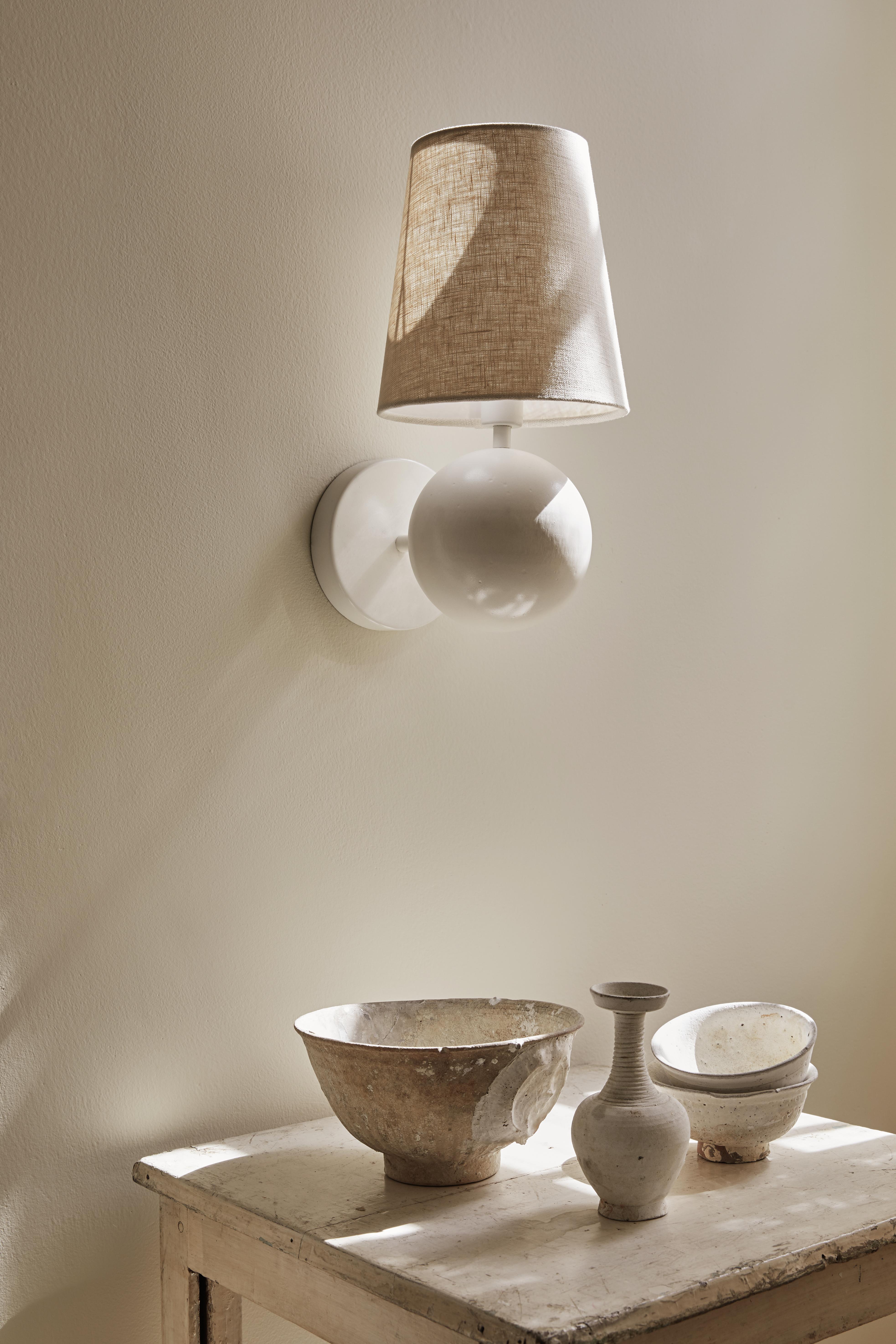 Workstead Bole-Wandleuchter aus weißer Emaille im Angebot 3