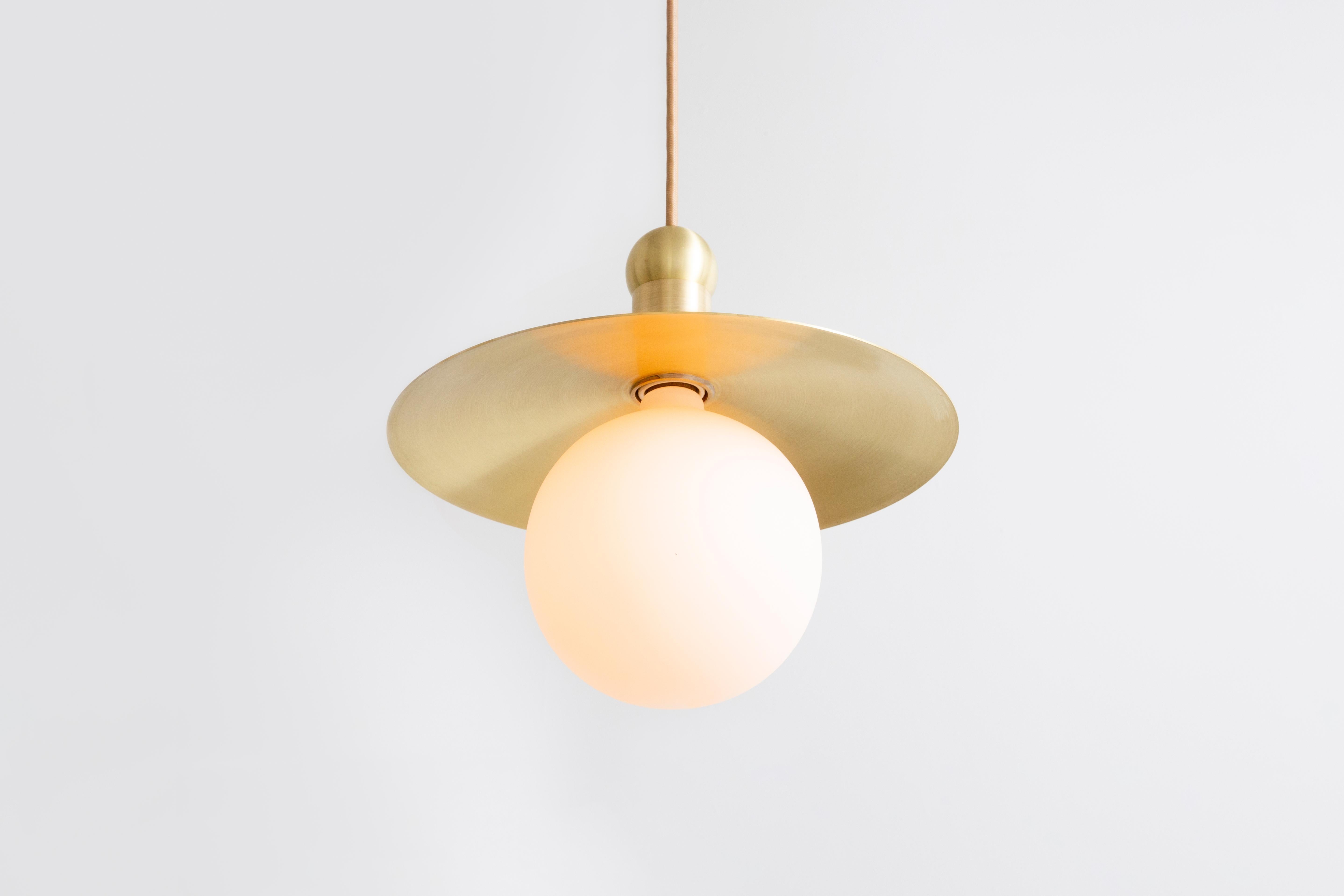 Américain Pendentif Workstead Helios Cord en laiton taillé en vente