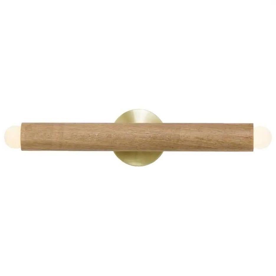 Aplique moderno de doble bombilla con cuerpo cilíndrico de roble natural y placa de latón labrado, EE.UU., 2020