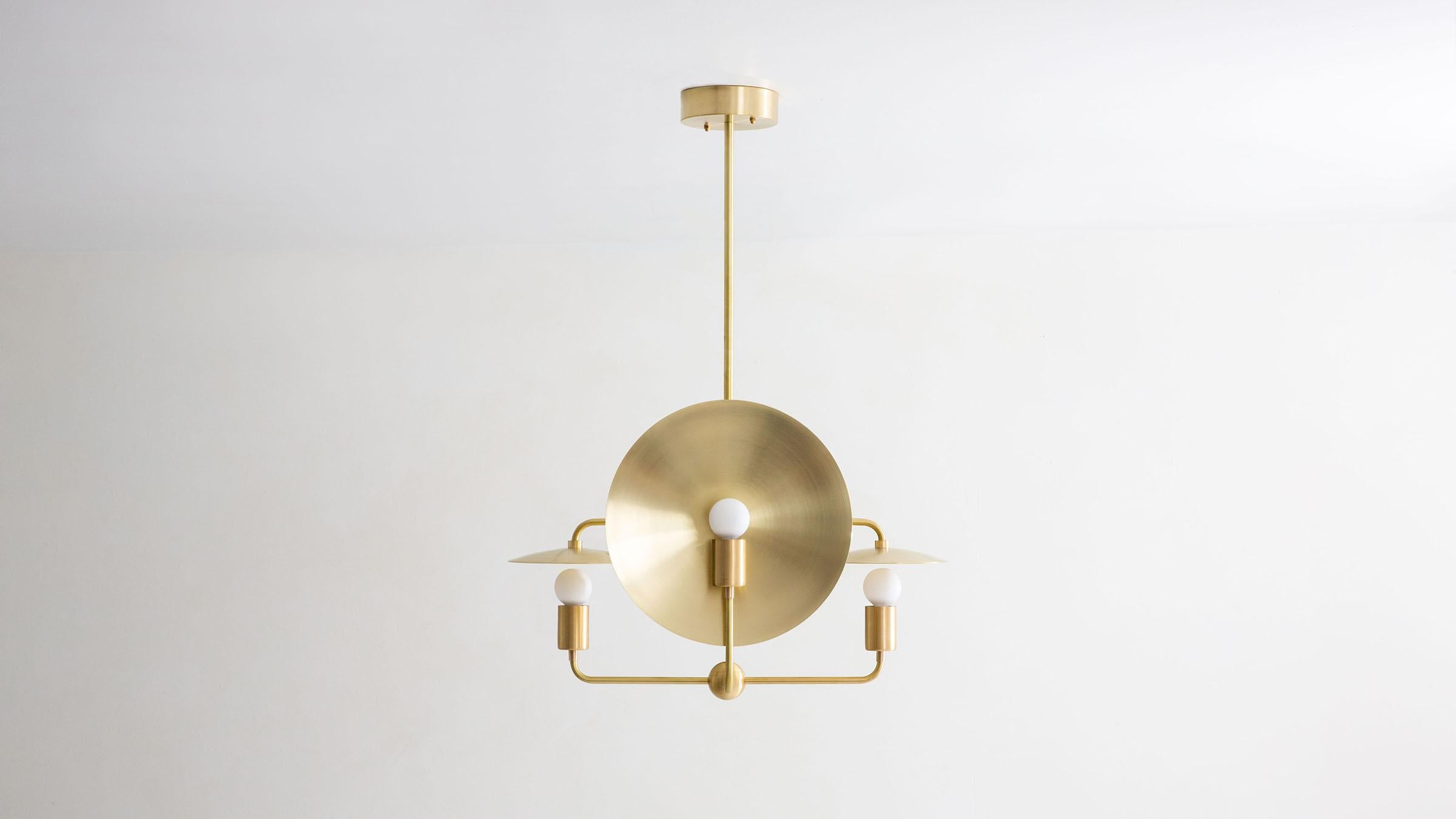 L'ORBIT CHANDELIER introduce nella Collection'S un campo di luce e di riflessi elevato. Una costellazione di dischi radianti in metallo filato piega la luce in quattro direzioni, per un bagliore ambientale in tutta la stanza, con una luminosità