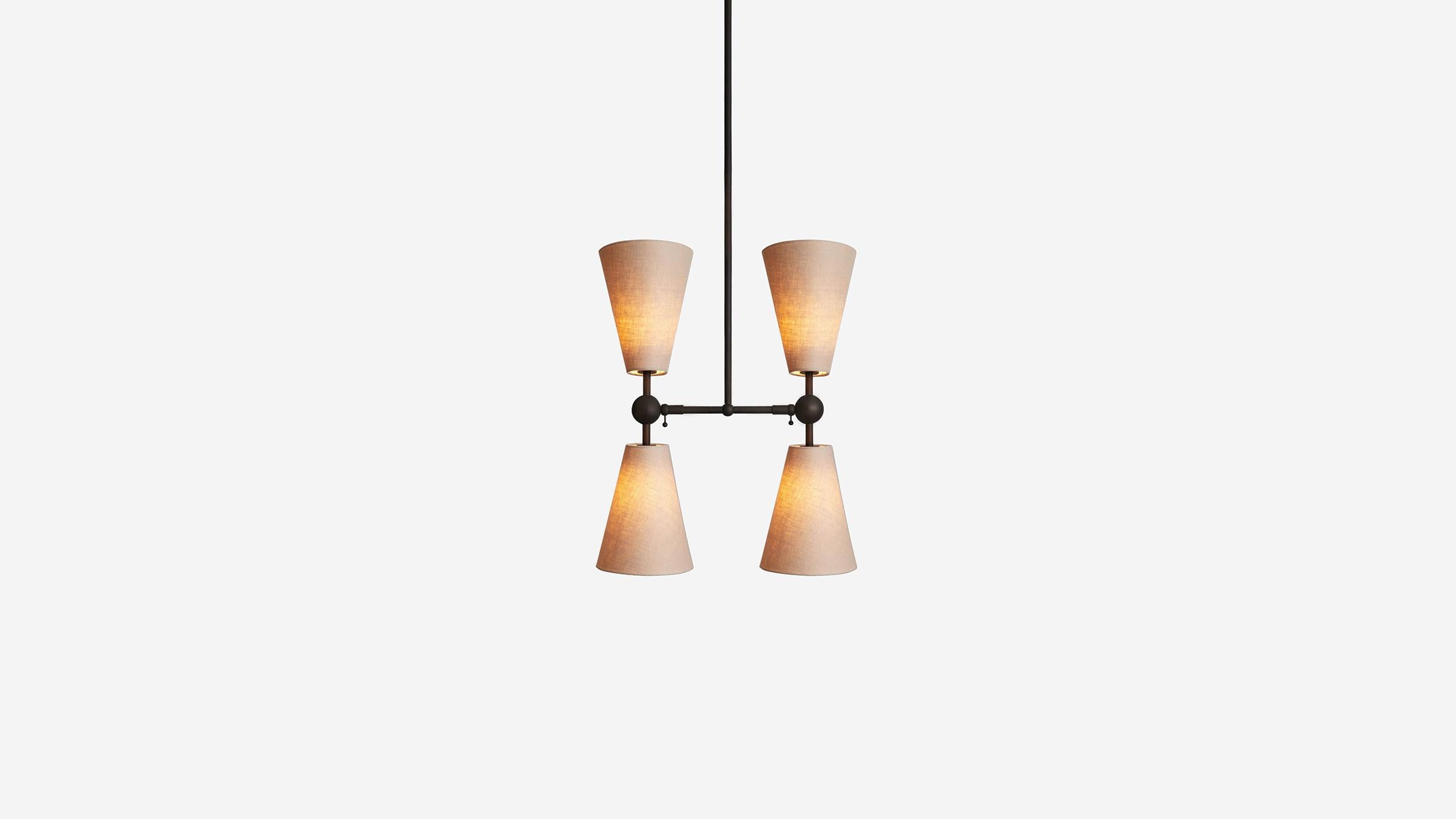 Pendolo IV équilibre deux ensembles de formes coniques opposées pour créer une expression dynamique du mouvement dans de multiples axes. Jetant une lumière directionnelle sur 4 zones distinctes, Pendolo IV incarne la collection dans son ensemble par