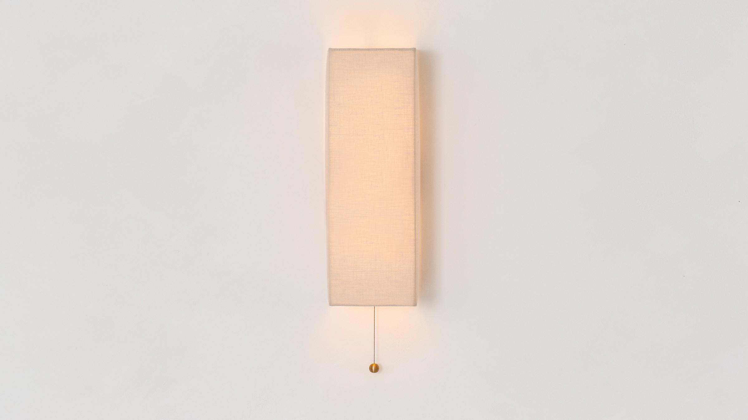 Shaded block fait partie d'une édition limitée de caissons lumineux architecturaux présentant des tissus de la ligne Classics de Schumacher et des formes inspirées de notre série iconique Archetype. La géométrie structurée d'un cadre rectangulaire
