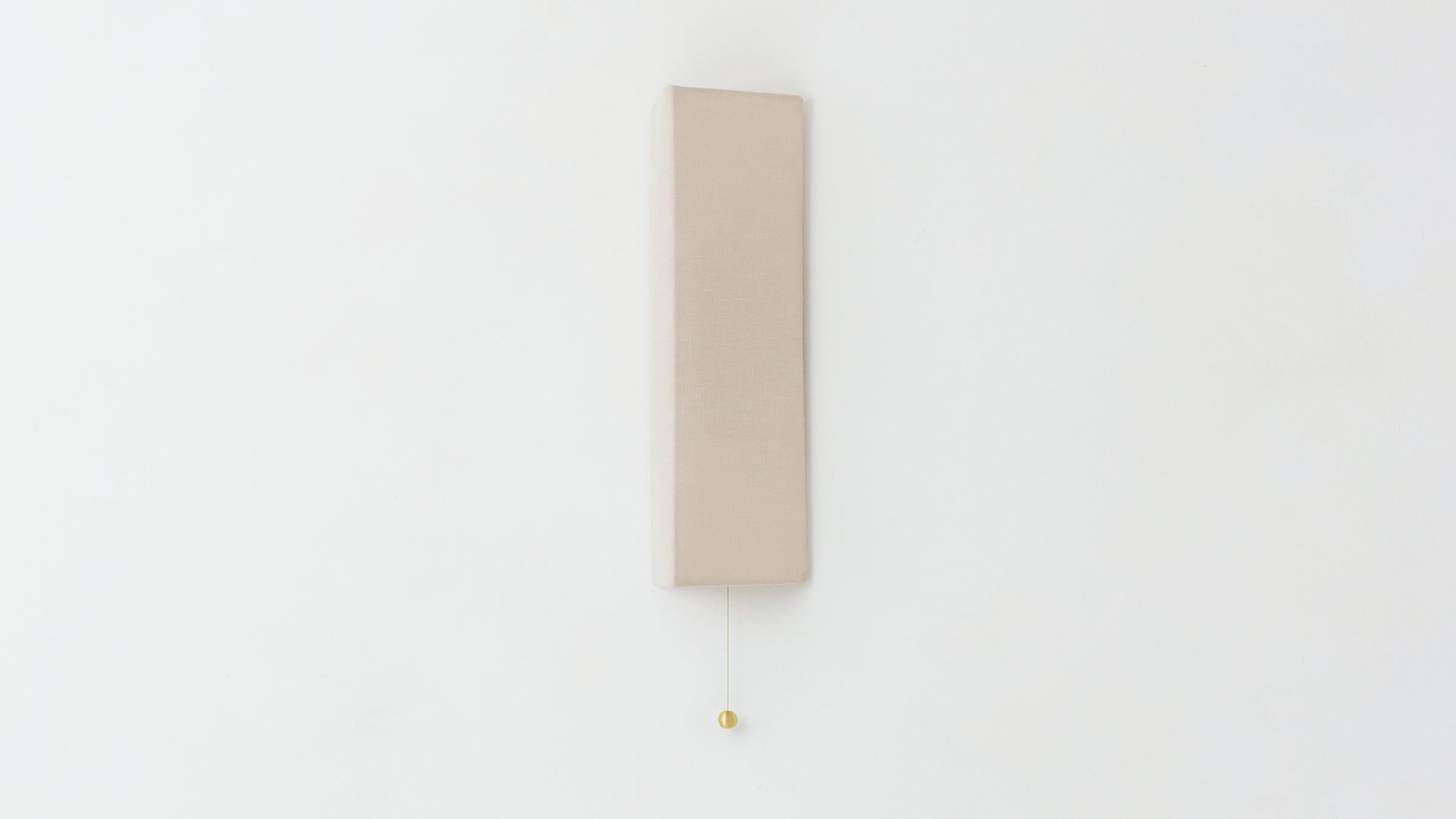 SHADED GABLE forma parte de una colección de cajas de luz arquitectónicas inspiradas en las formas de nuestra emblemática serie ARCHETYPE. Una cresta angulosa se cubre de Lino Natural para un momento escultórico minimalista contra una pared.