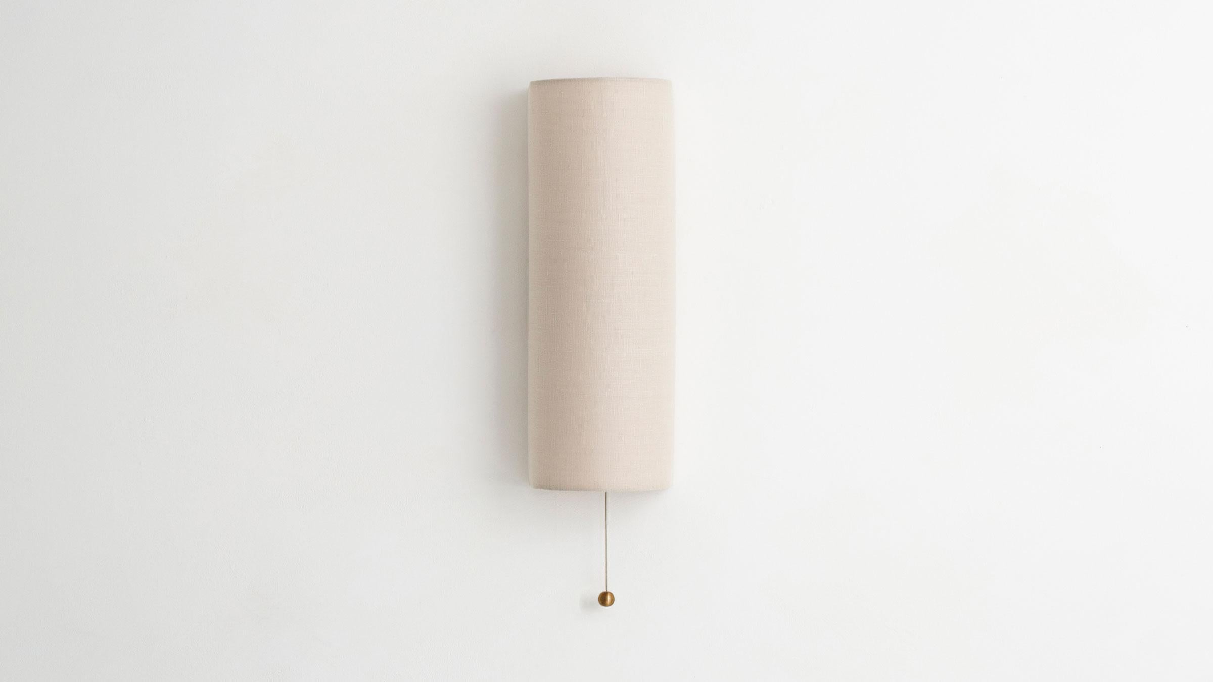 SHADED VAULT fa parte di una collezione di lightbox architettonici ispirati alle forme della nostra iconica serie ARCHETYPE. Un profilo che evoca un arco di allée è drappeggiato in lino naturale per un momento scultoreo e minimalista contro una