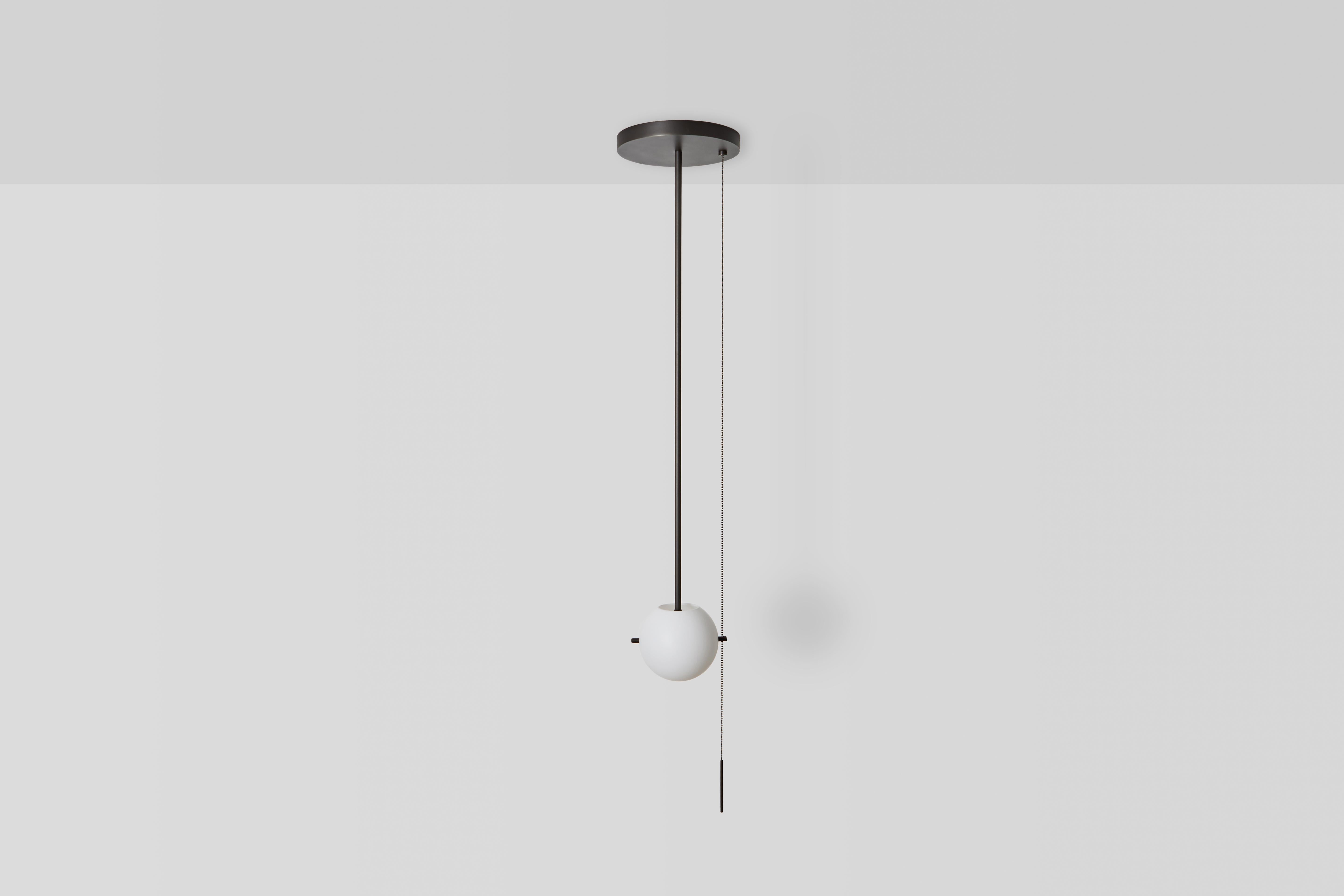 Verre brun Pendentif Signal de Workstead en laiton ciselé en vente
