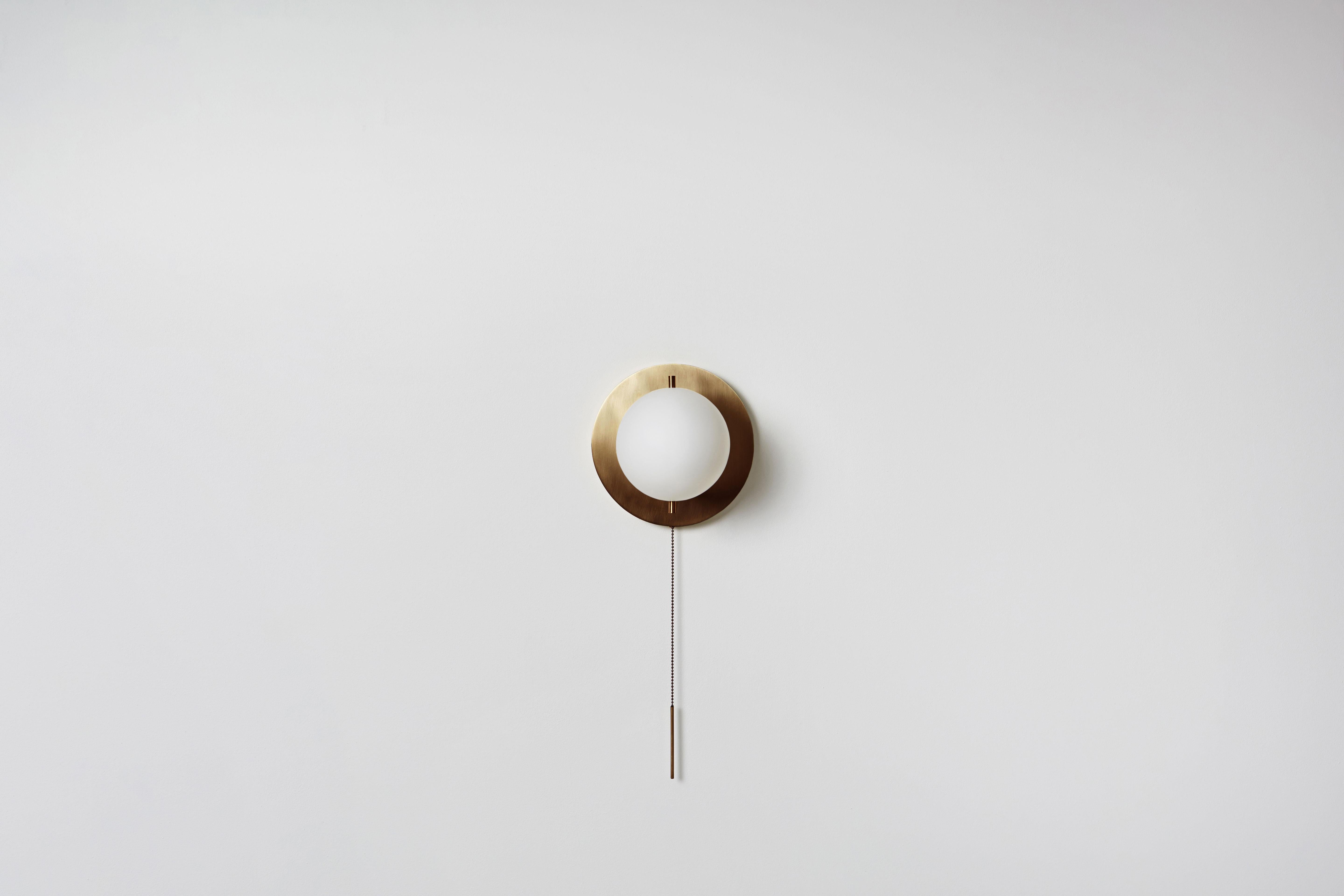 XXI secolo e contemporaneo Workstead Signal Sconce in nichel con globo di vetro e catena a strappo in vendita