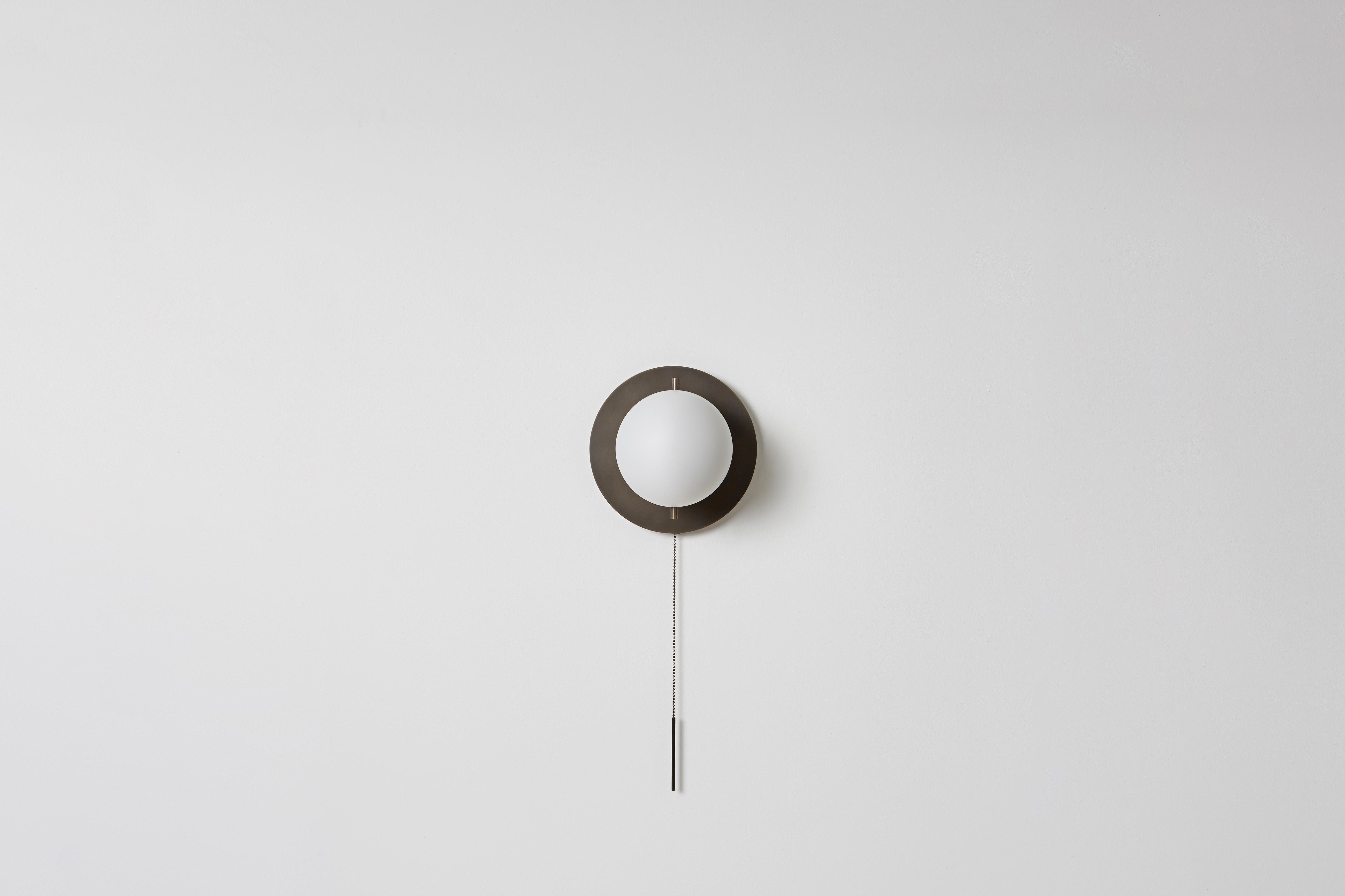 Metallo Workstead Signal Sconce in nichel con globo di vetro e catena a strappo in vendita