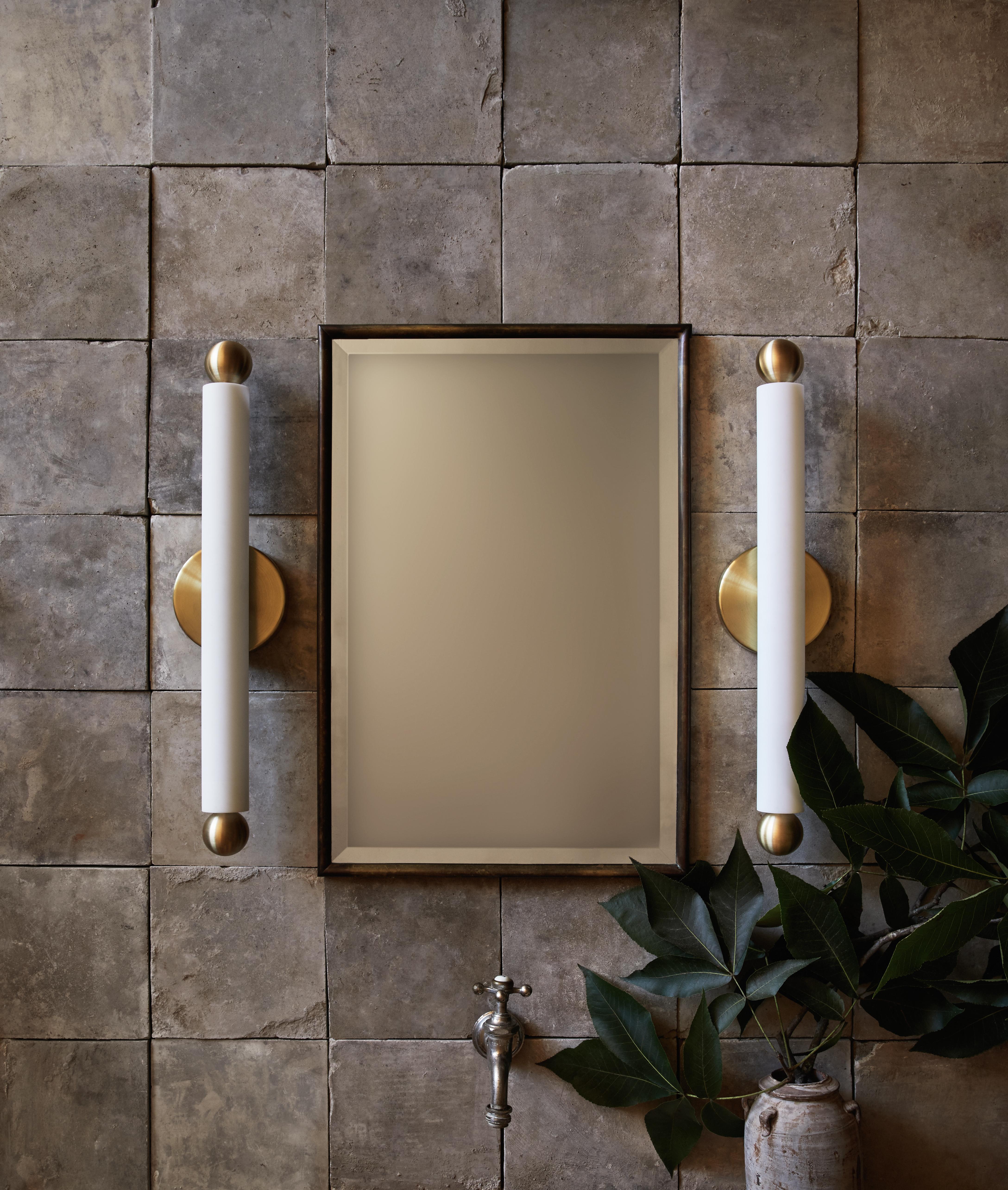 La TUBE SCONCE / FLUSH MOUNT MEDIUM è una versatile applique sottile, la nostra interpretazione di un classico apparecchio da toilette. Montato in verticale, in orizzontale o a incasso, l'apparecchio esprime un fascio di luce audace adatto a