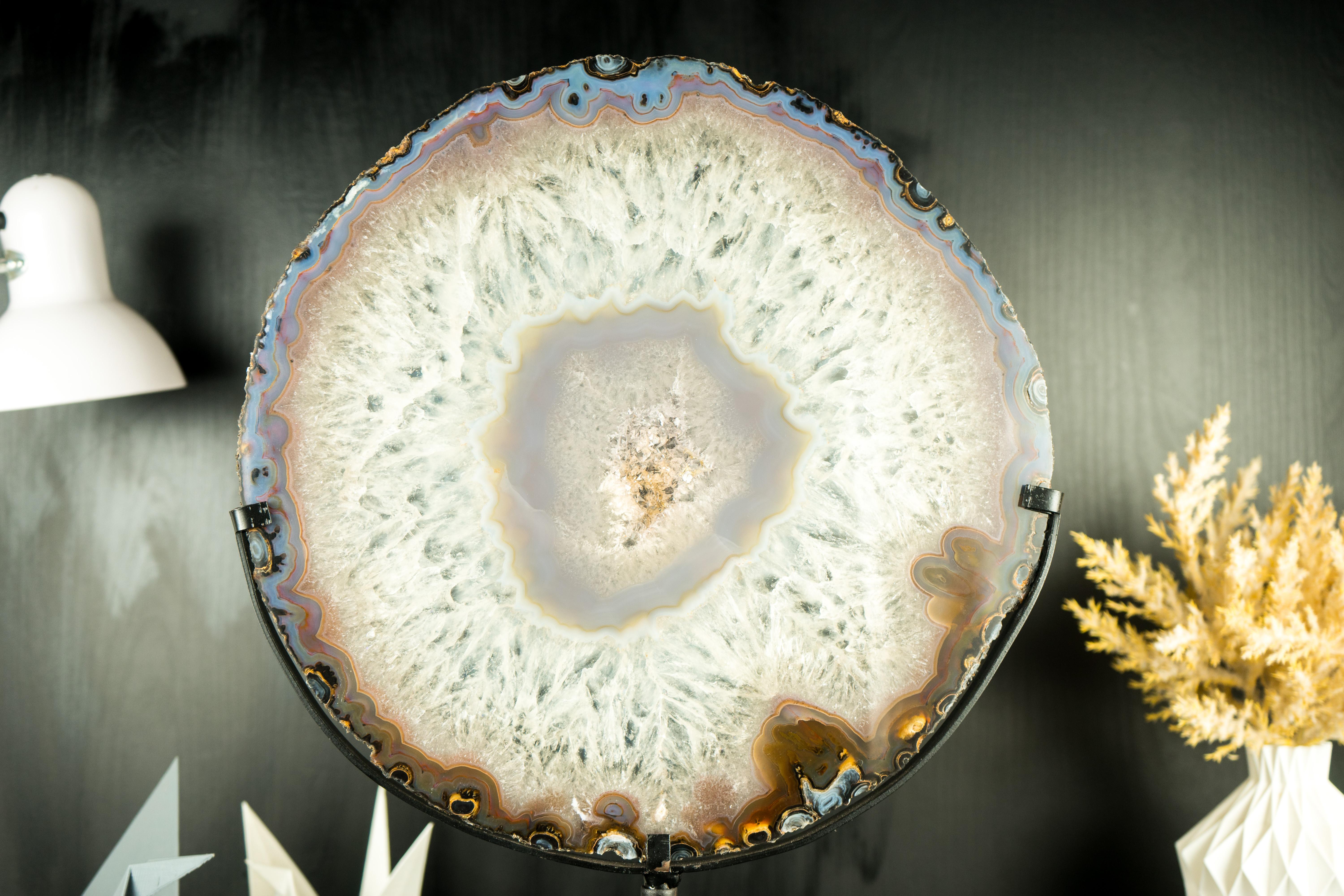 World-Class Large Lace Agate Slice, with Ice-Like Crystal and Lace Agate Frame In New Condition For Sale In Ametista Do Sul, BR