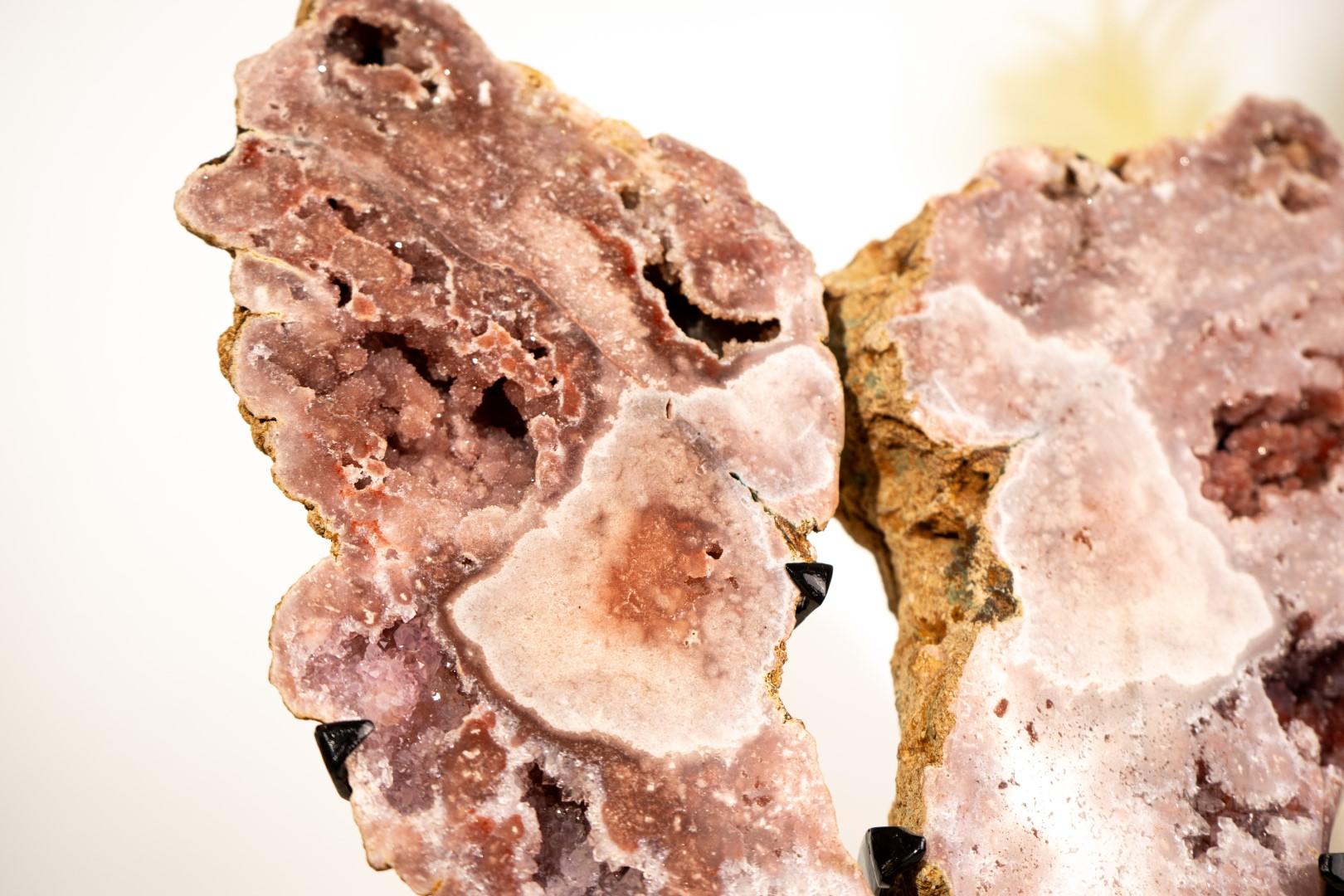Geode scultoreo di ametista rossa e rosa formata naturalmente come un'ala in vendita 5
