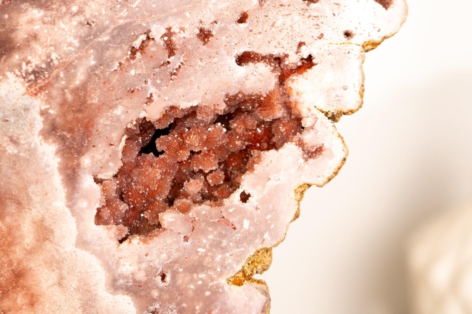 Geode scultoreo di ametista rossa e rosa formata naturalmente come un'ala in vendita 6