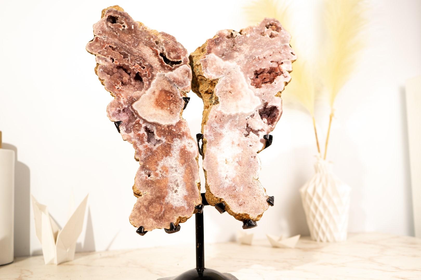 XXI secolo e contemporaneo Geode scultoreo di ametista rossa e rosa formata naturalmente come un'ala in vendita
