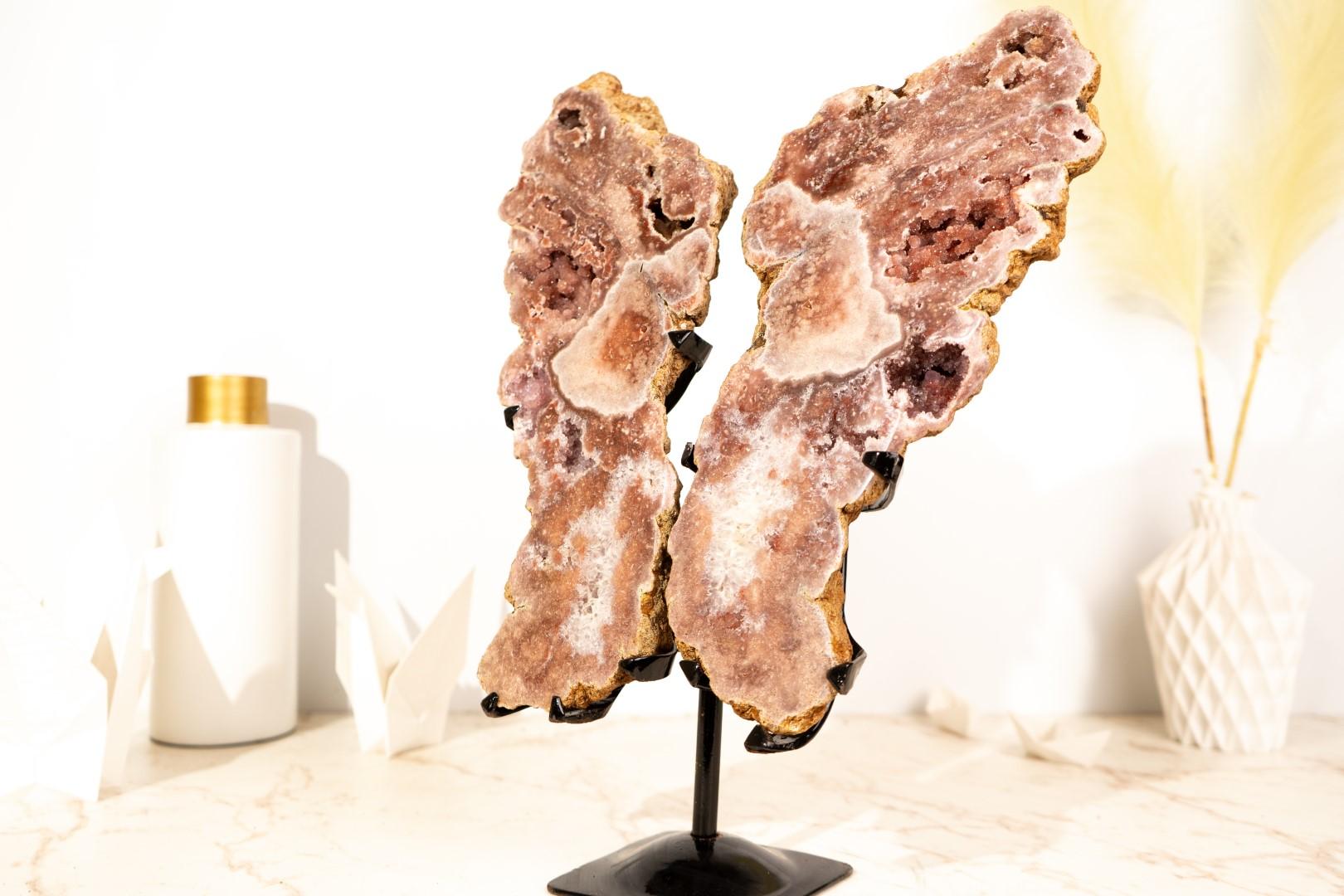 Geode scultoreo di ametista rossa e rosa formata naturalmente come un'ala in vendita 3