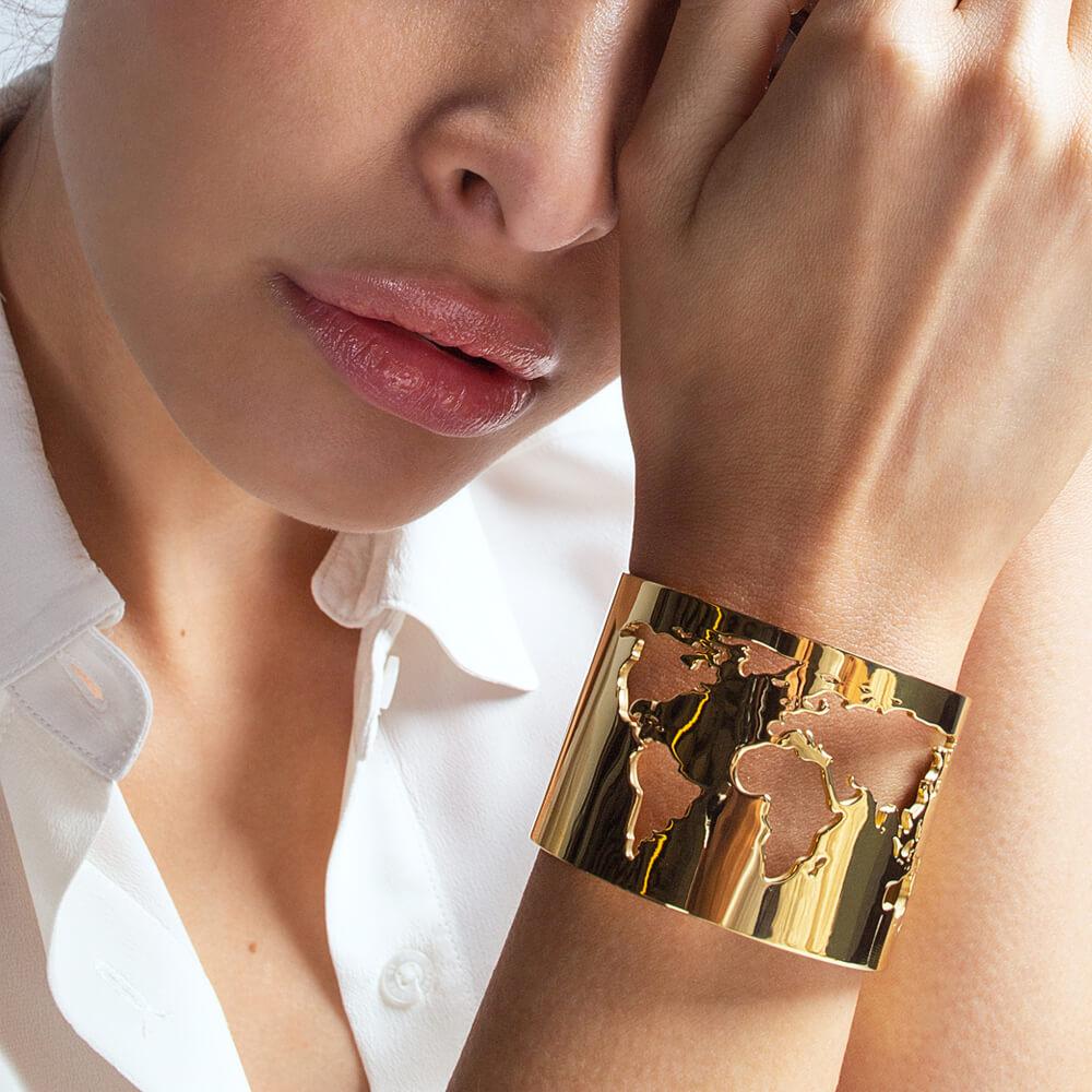 The perfect piece for every stylish jet-setter, the World Cuff by Cristina Ramella features a defined laser cut out of the world. Bold yet sleek, the World Cuff is the perfect accessory for a casual daytime outfit. And for those special nights out,