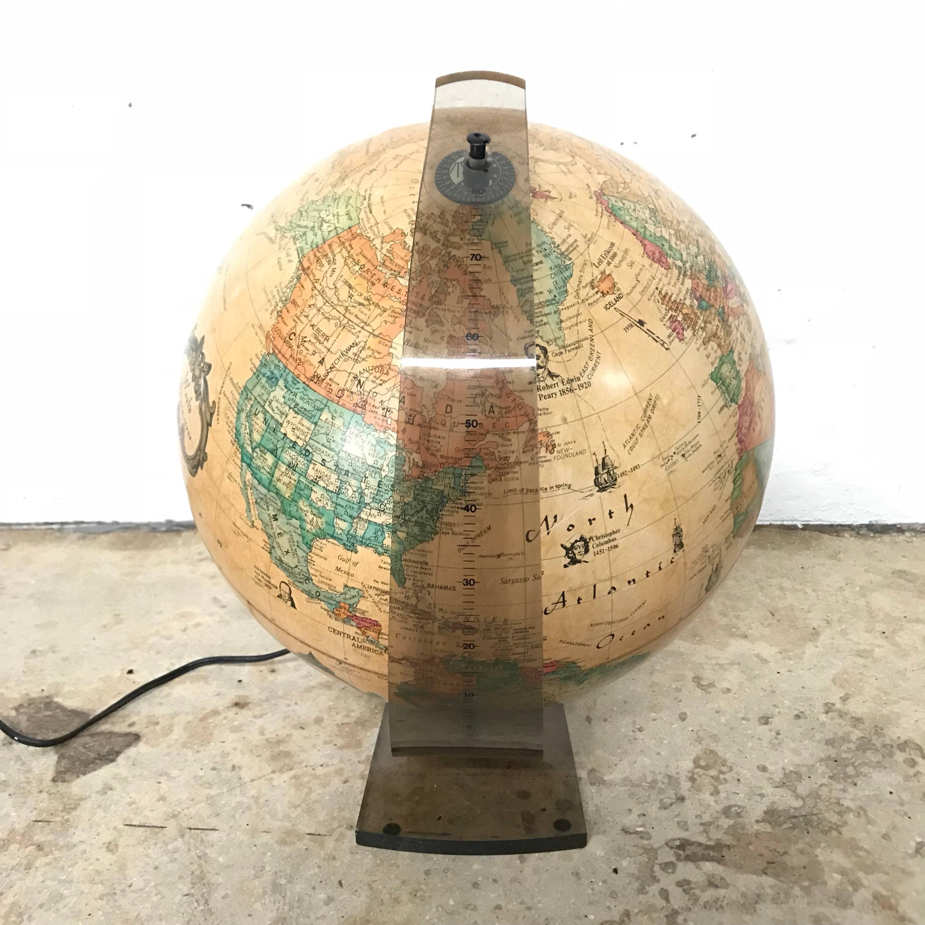 Weltentdecker-Lichtglobus mit Lucite-Ständer:: Großbritannien:: 1986 im Zustand „Gut“ in Miami, FL
