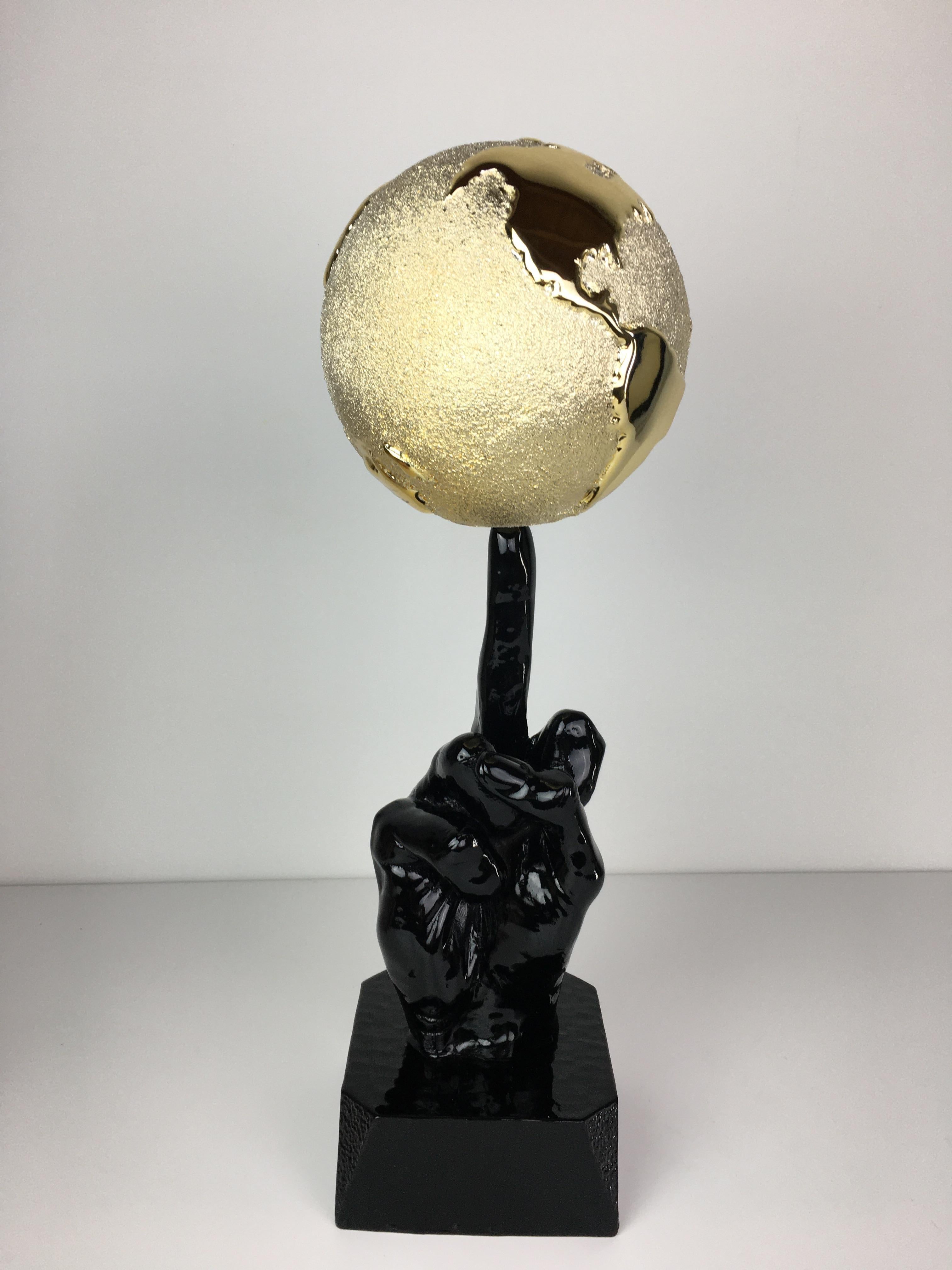 Fait main « World Freedom and Peace », Noir, 2021, Sculpture avec poudre de marbre et résine en vente