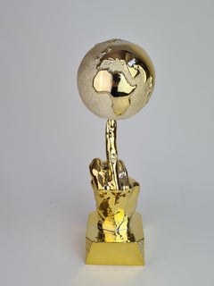 "Libertà e pace nel mondo", oro, 2021, scultura con polvere di marmo e resina.