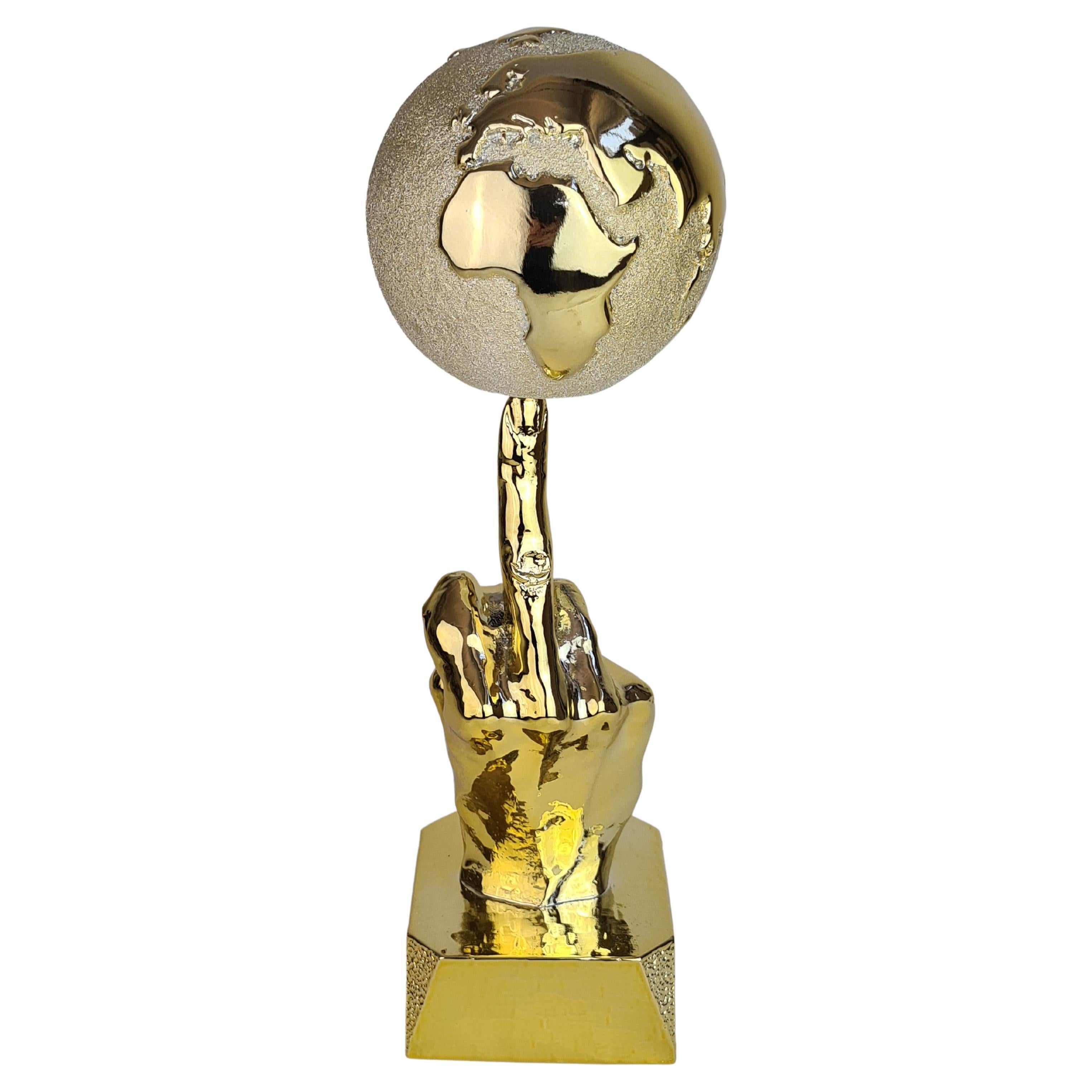 ""Weltfrieden und Frieden", Gold, 2021, Skulptur mit Marmorpulver und Harz. 