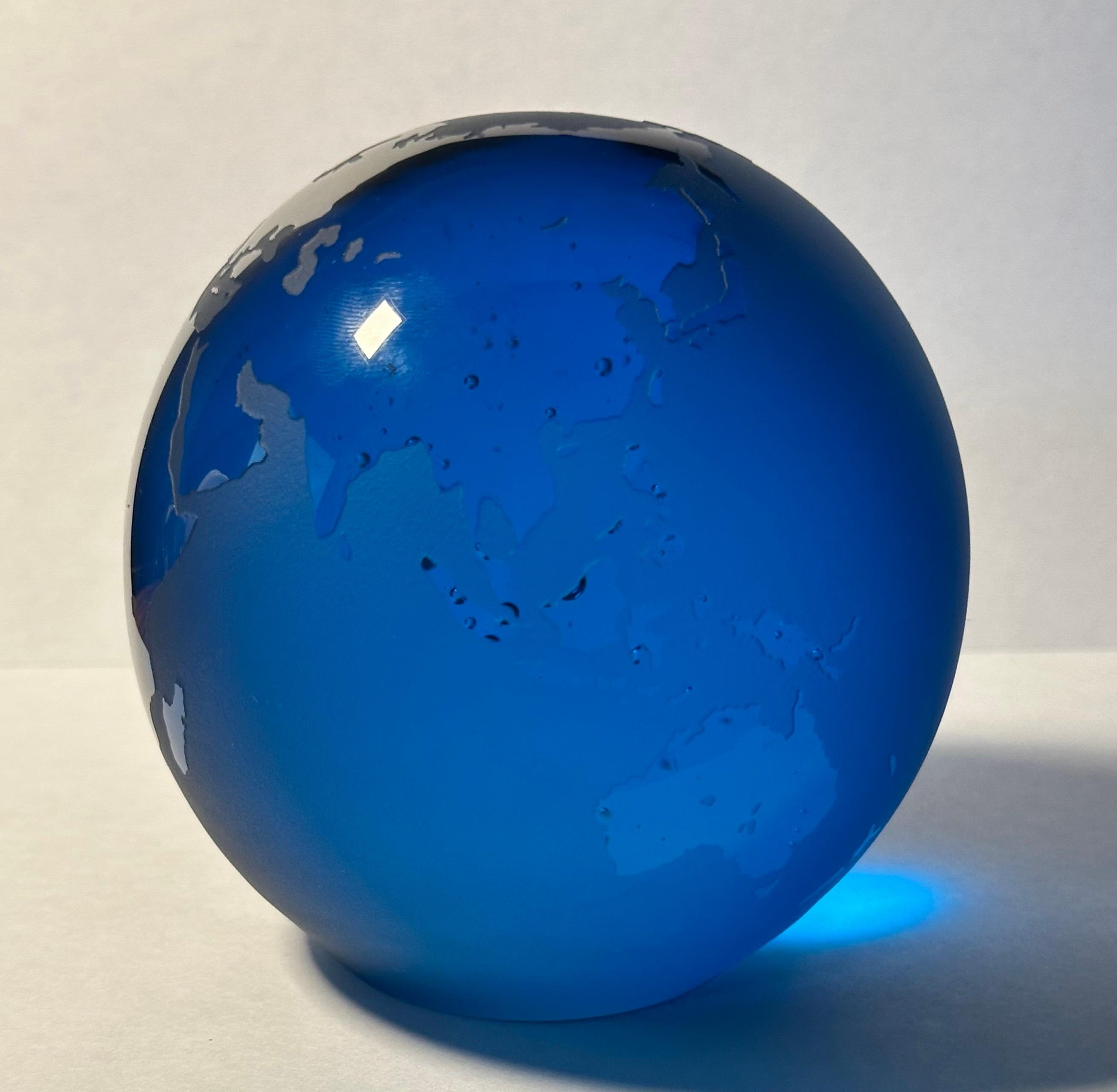 World Globe Art Glass Paperweight by Steven Correia In Good Condition For Sale In San Diego, CA
