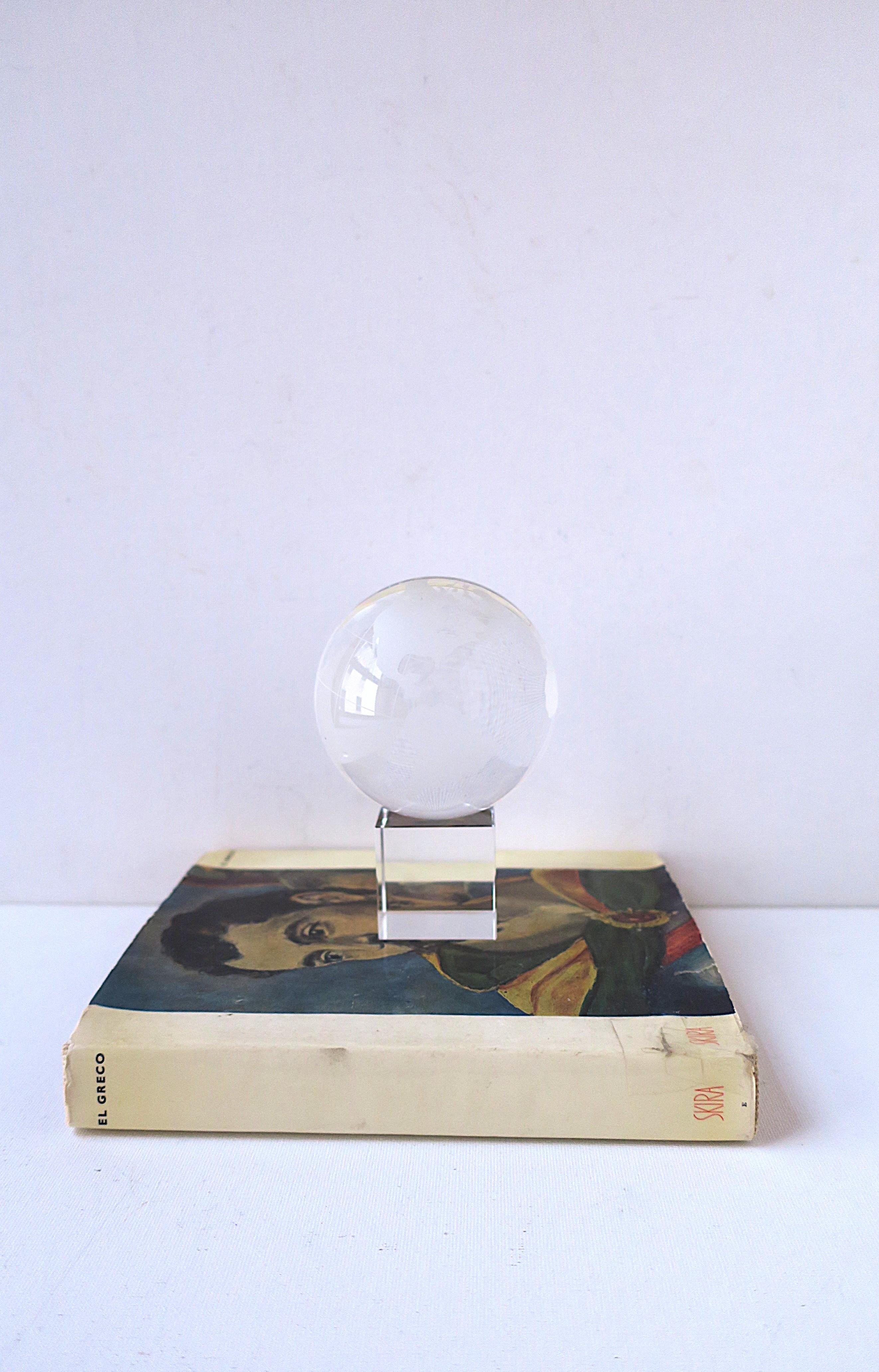 Globo del mondo in cristallo In condizioni buone in vendita a New York, NY