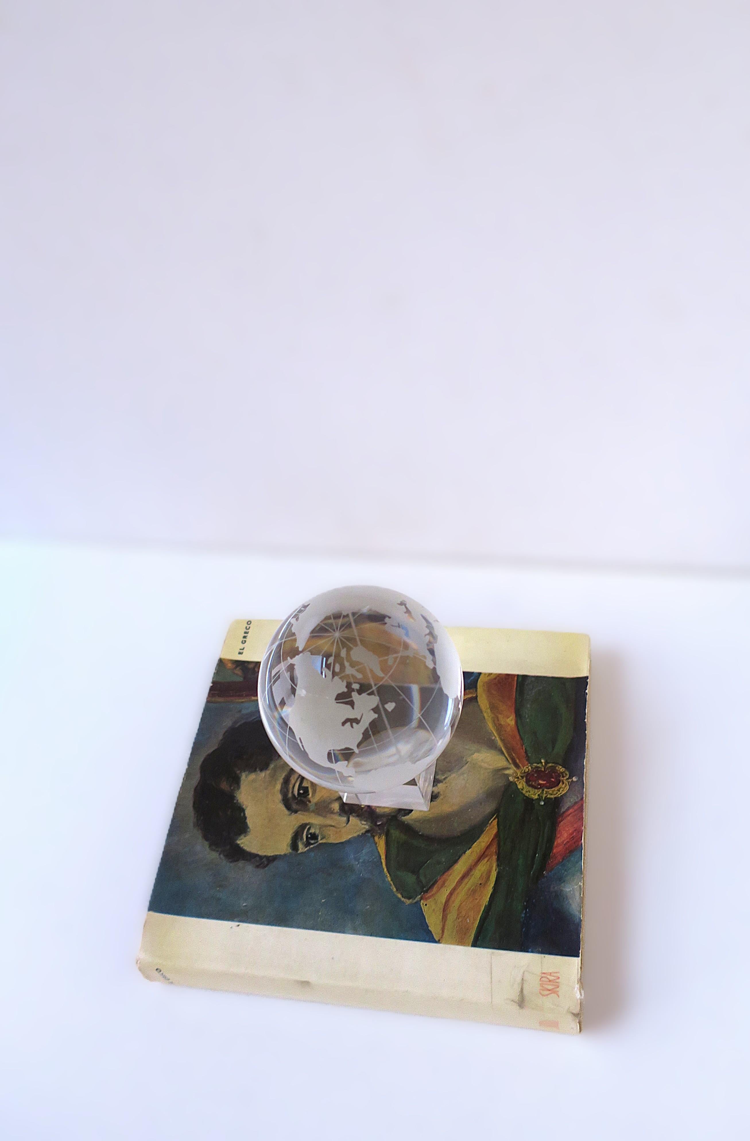 XX secolo Globo del mondo in cristallo in vendita