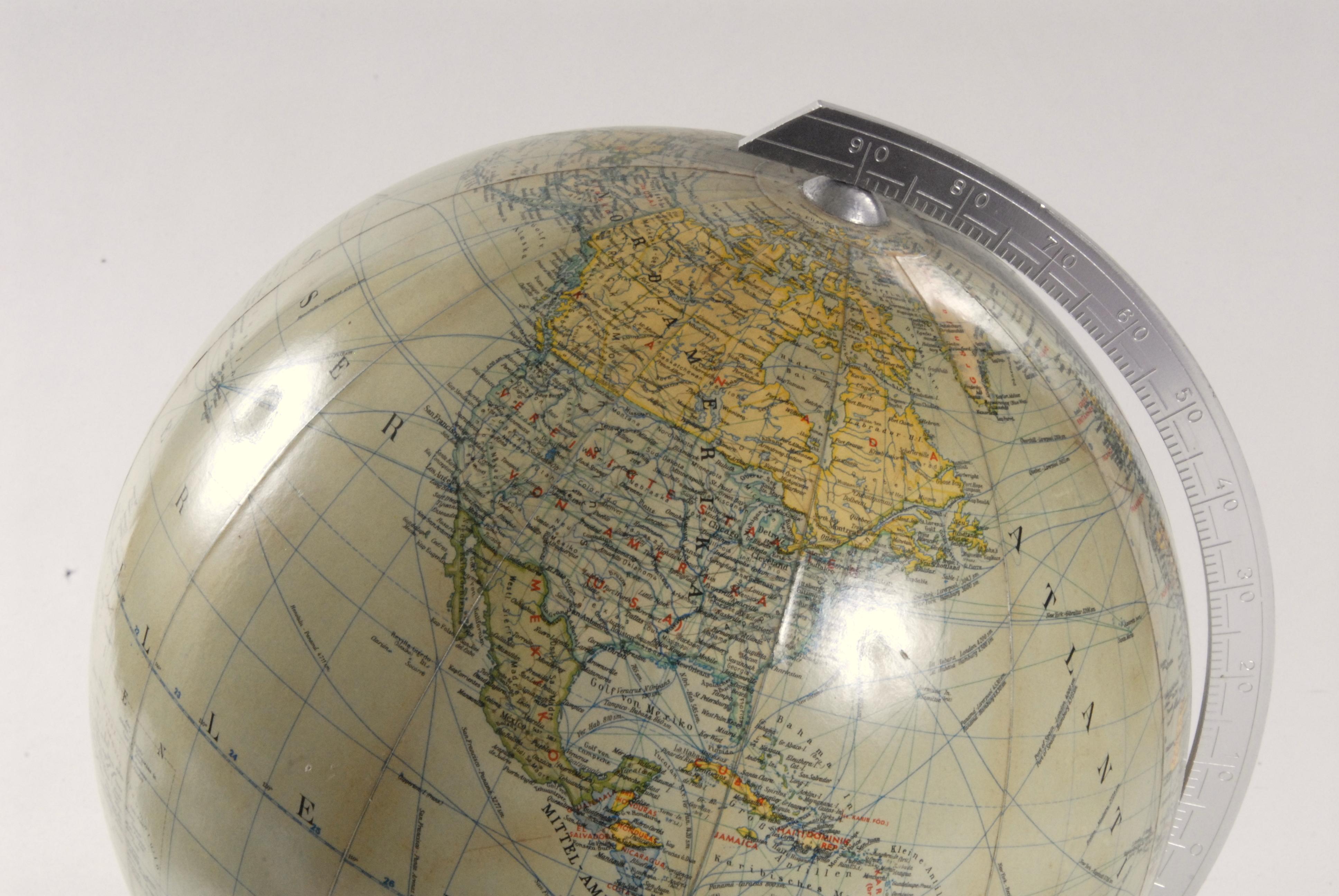 Mid-Century Modern Lampe globe en verre World Globe JRO de l'Allemagne de l'Ouest des années 1950 avec base en bakélite en vente