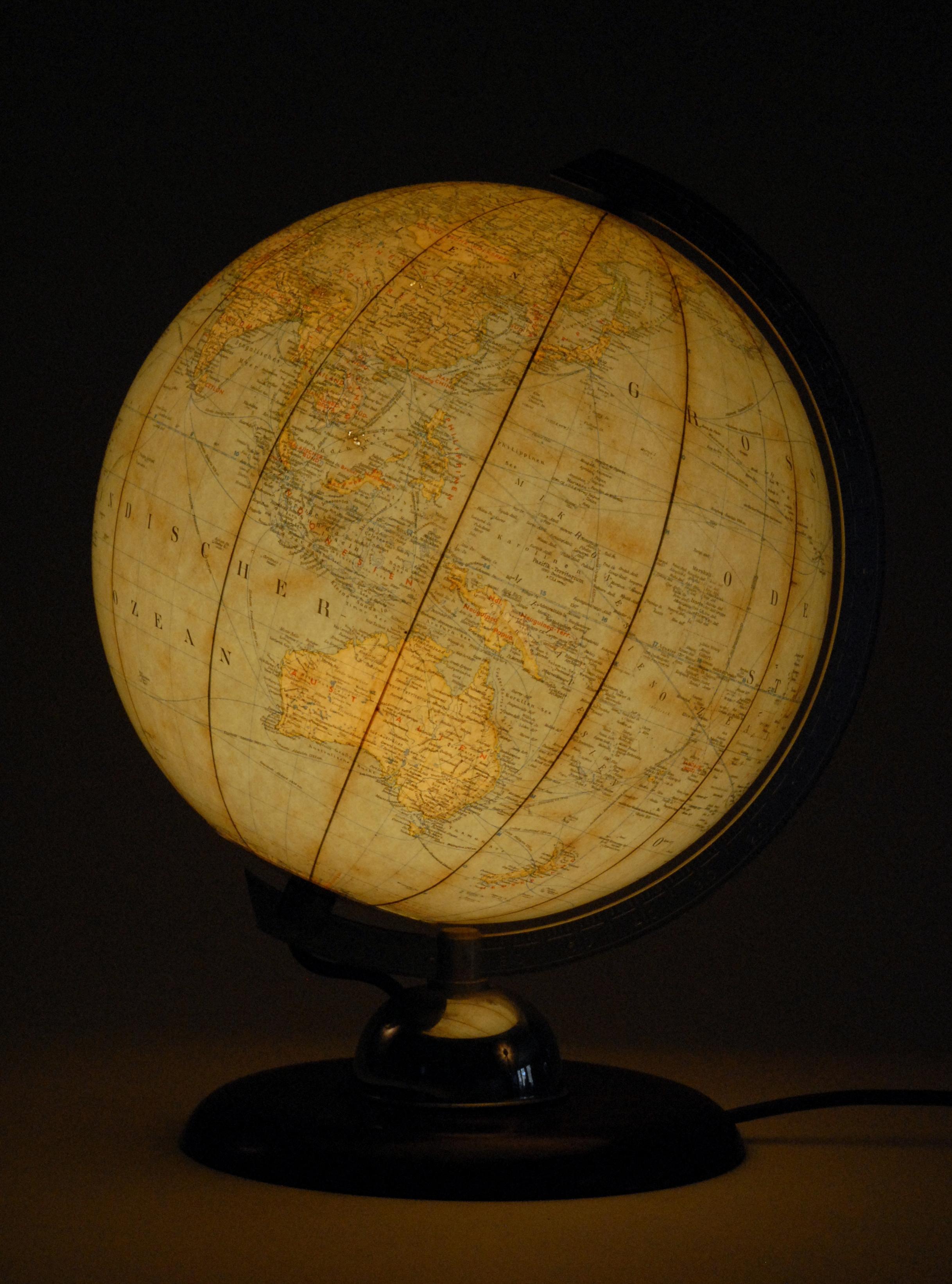 Fatto a mano World Globe Lighting in vetro Germania Ovest 1950 JRO con base in bachelite in vendita