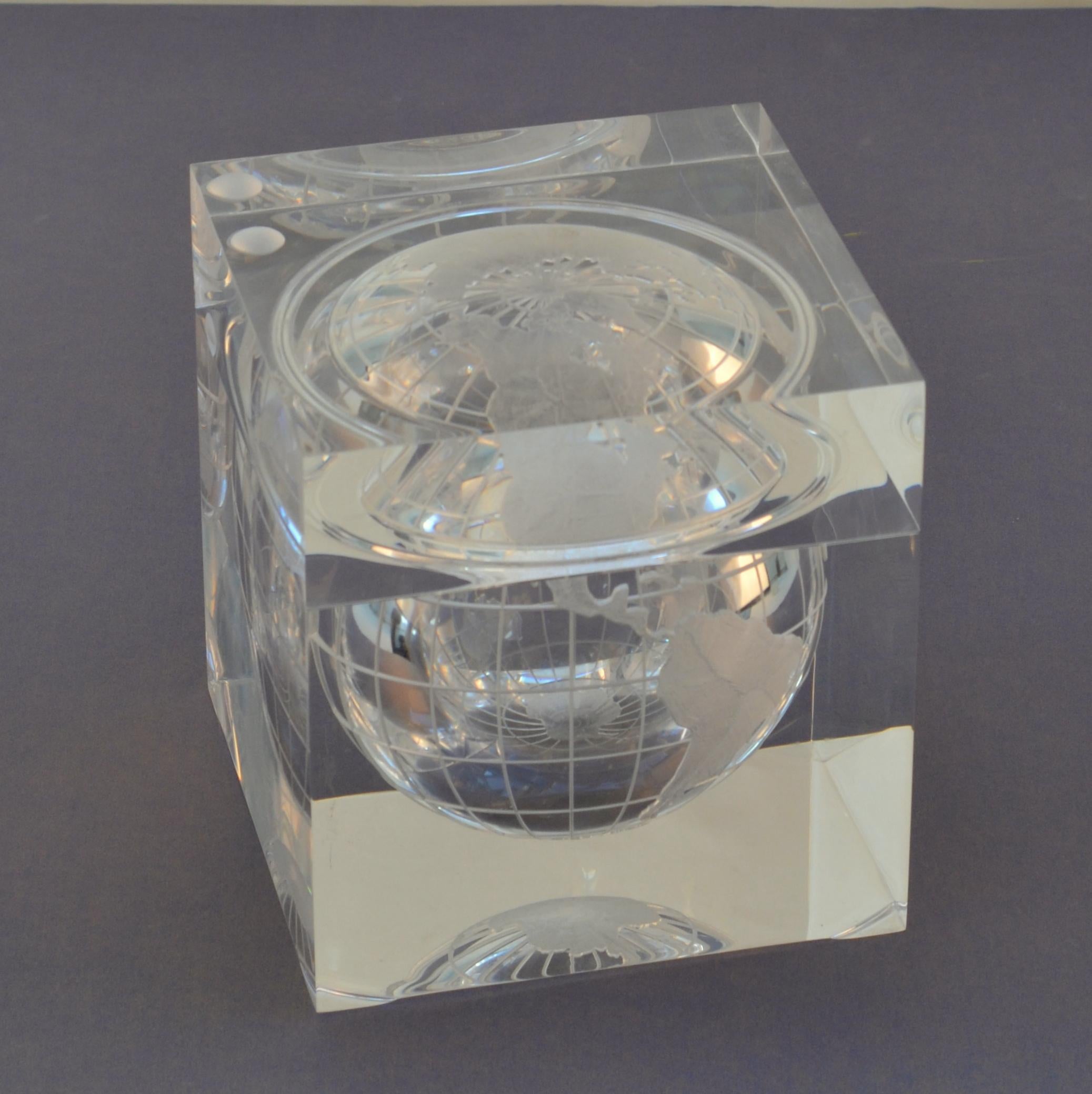World Globe Ice Bucket Acrylic Cube by Alessandro Albrizzi, Italy, 1960's For Sale 3