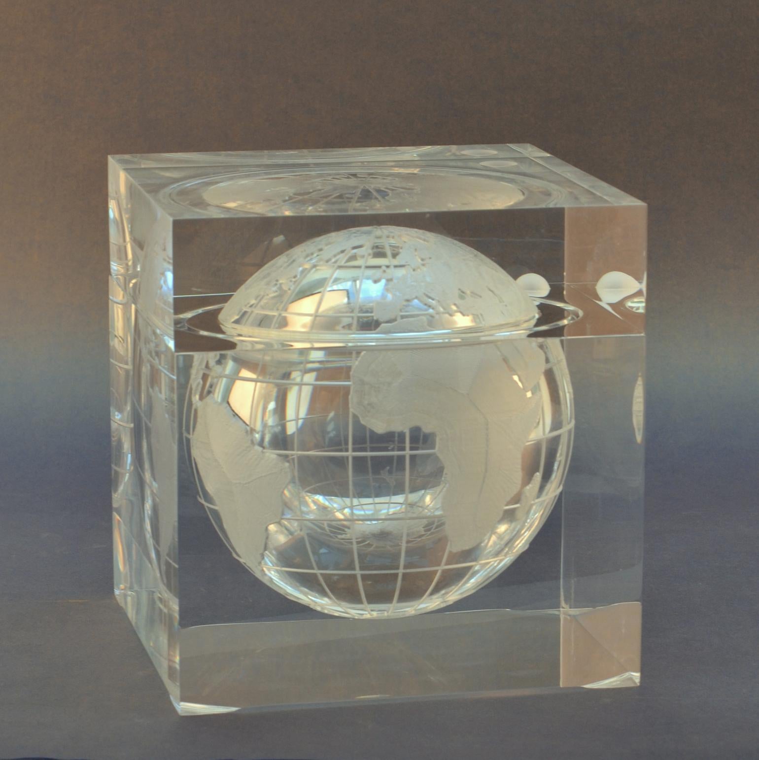 Mid-Century Modern World Globe Ice Bucket Acrylic Cube by Alessandro Albrizzi, Italy, 1960's For Sale