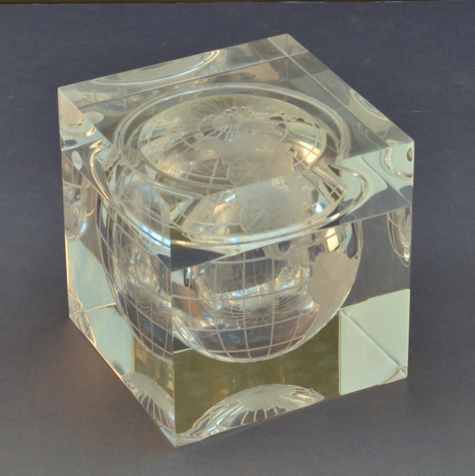 Milieu du XXe siècle Seau à glace Globe mondial en acrylique par Alessandro Albrizzi, Italie, années 1960 en vente
