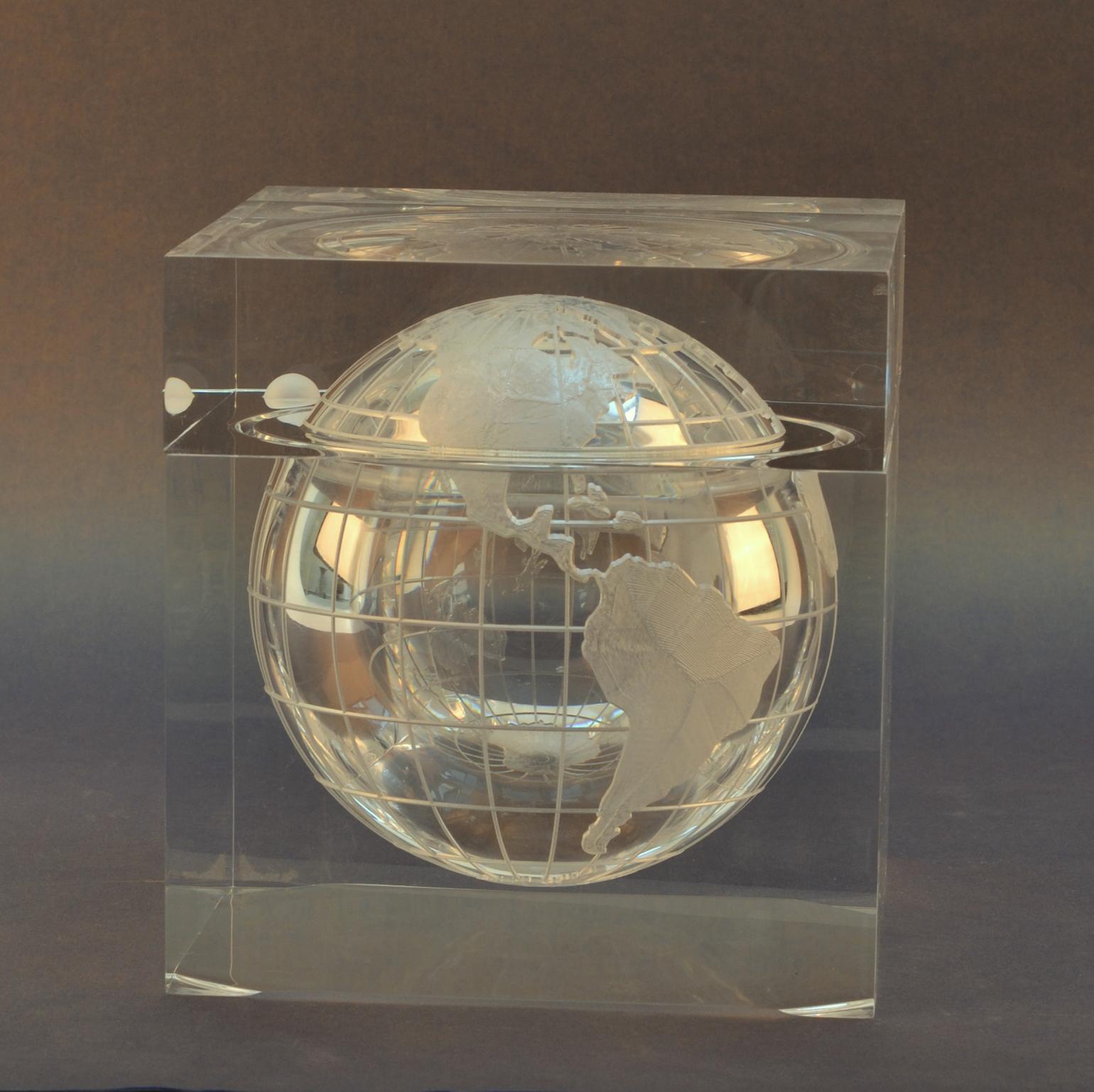 World Globe Ice Bucket Acrylic Cube by Alessandro Albrizzi, Italy, 1960's In Excellent Condition For Sale In London, GB