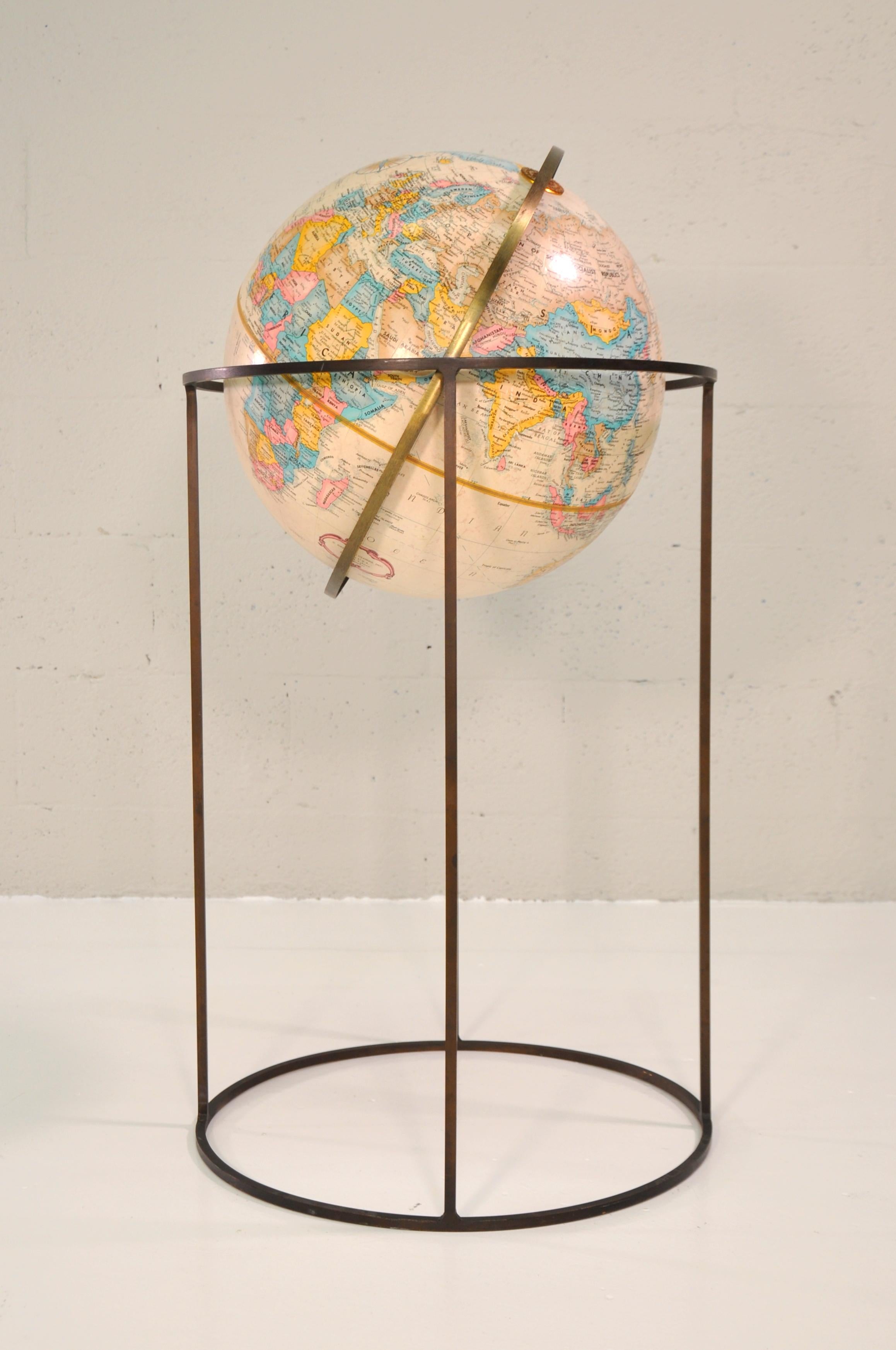 World globe by Replogle in the style of Paul McCobb, USA, circa 1970. Signed.
Beige globe supported by swivel stand in antiqued brass. Featuring square tube design made popular by McCobb.