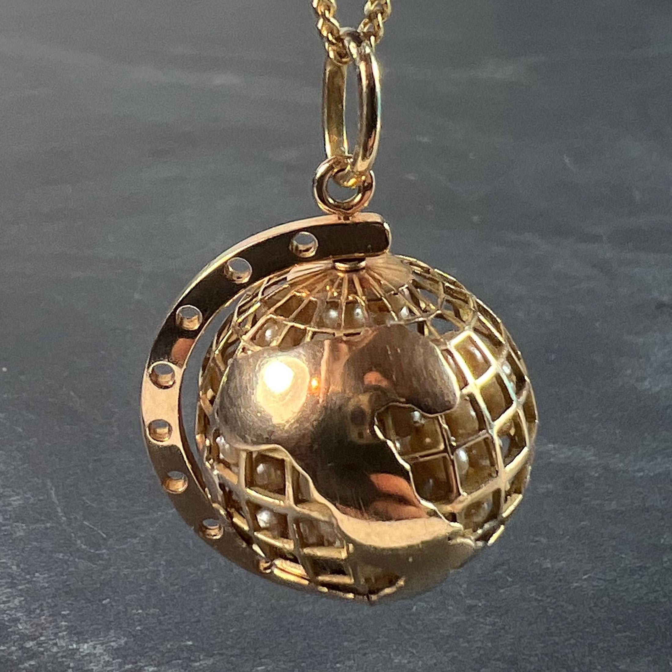 Pendentif à breloques en or jaune 18 carats (18K) conçu comme un globe rotatif du monde représentant le pays de l'Italie dans les grandes lignes. La maille du globe tient un rang de perles blanches d'imitation. Estampillé avec des marques